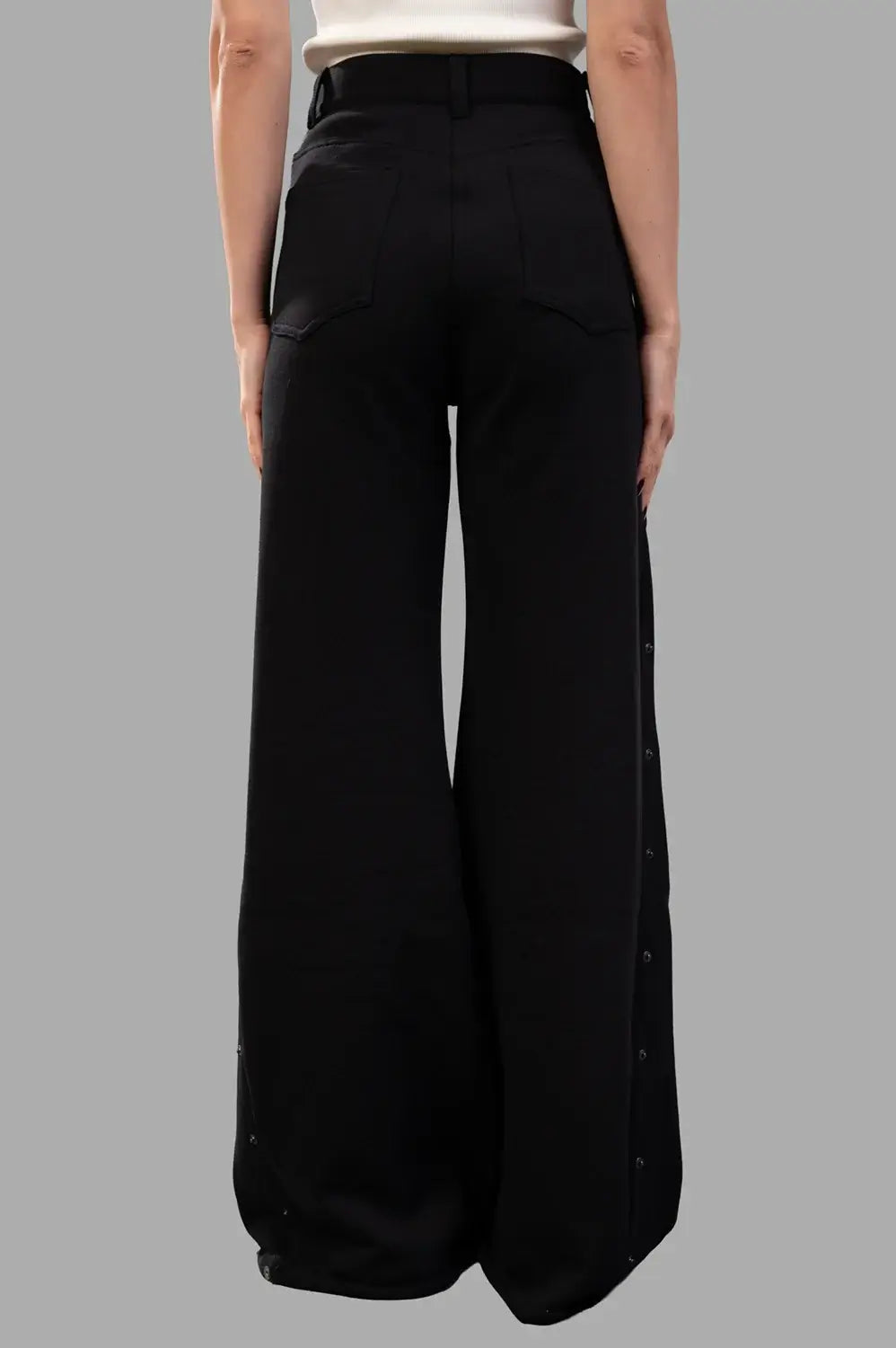Sehnsucht Atelier wide-leg trousers in black, back view with patch pockets and clean yoke
