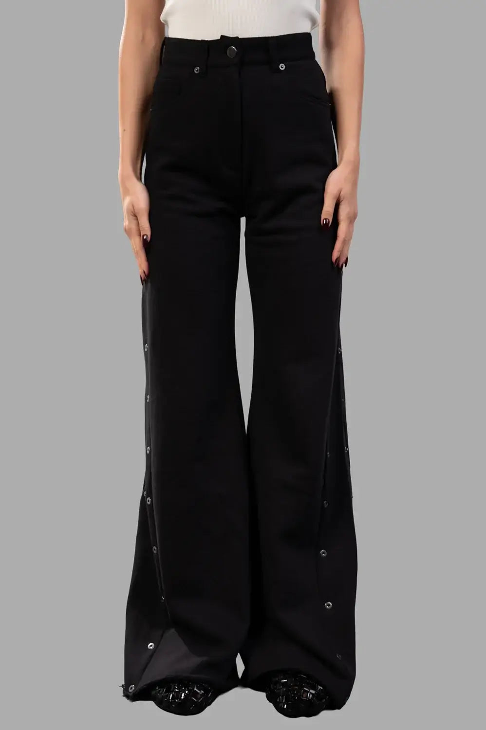 Sehnsucht Atelier wide-leg trousers in black, front view showing high rise, five-pocket build and belt loops