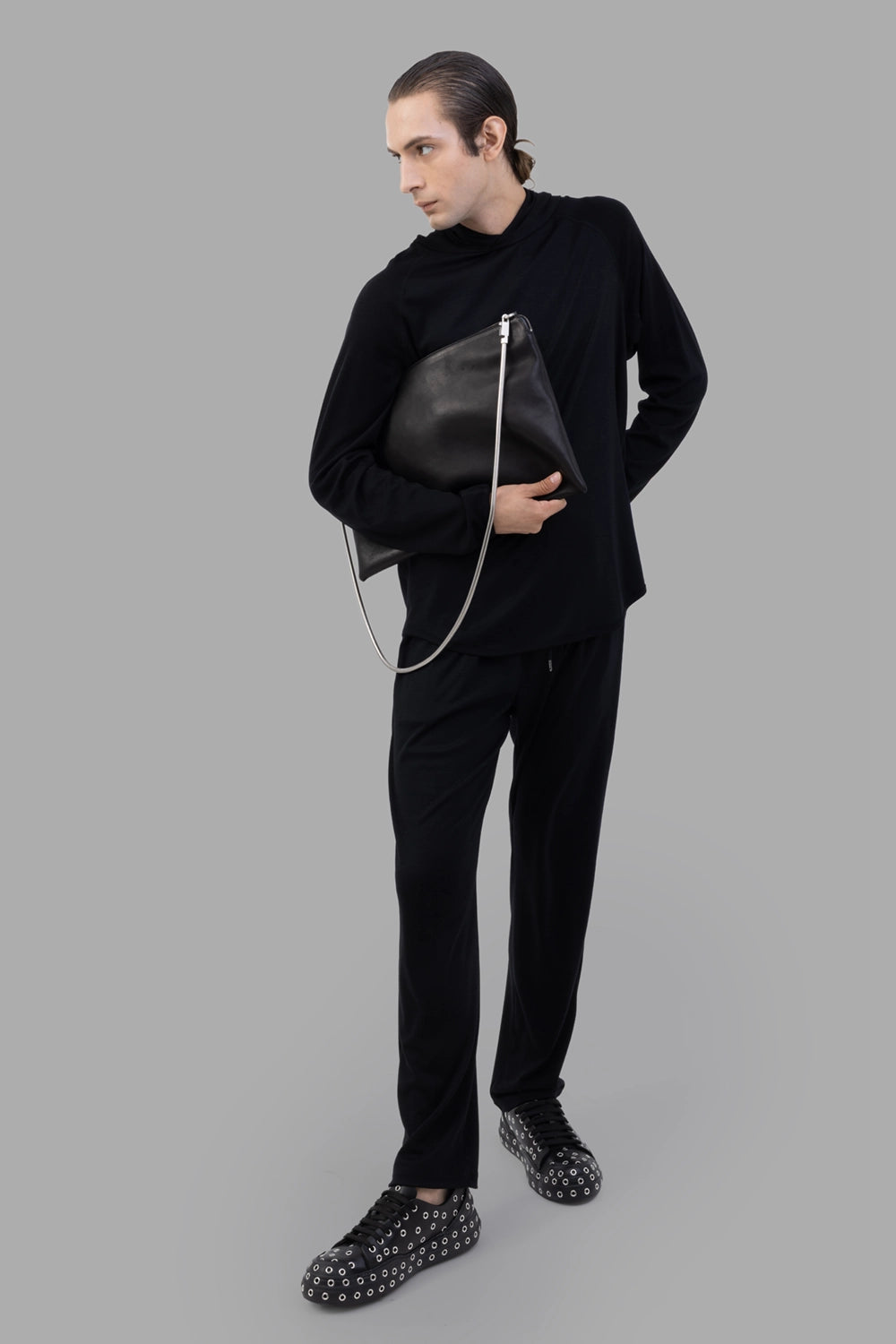 ATTACHMENT trousers in black, half-length on model, elastic waistband with drawcords