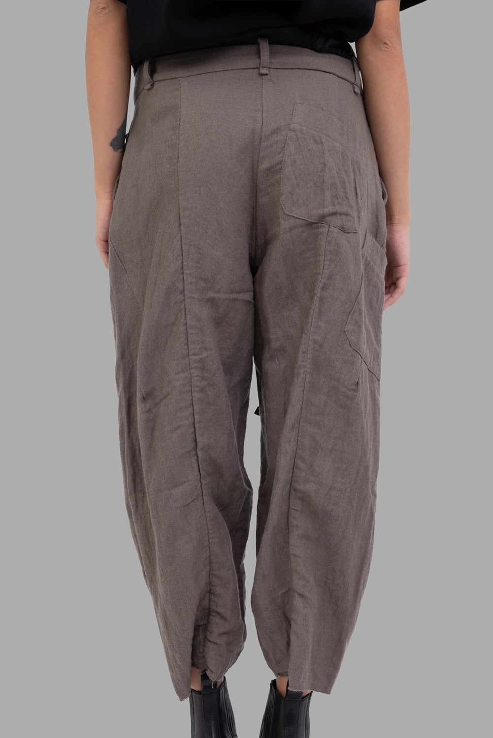 Masnada women trousers in Dust, back view, patch pocket and articulated seams.