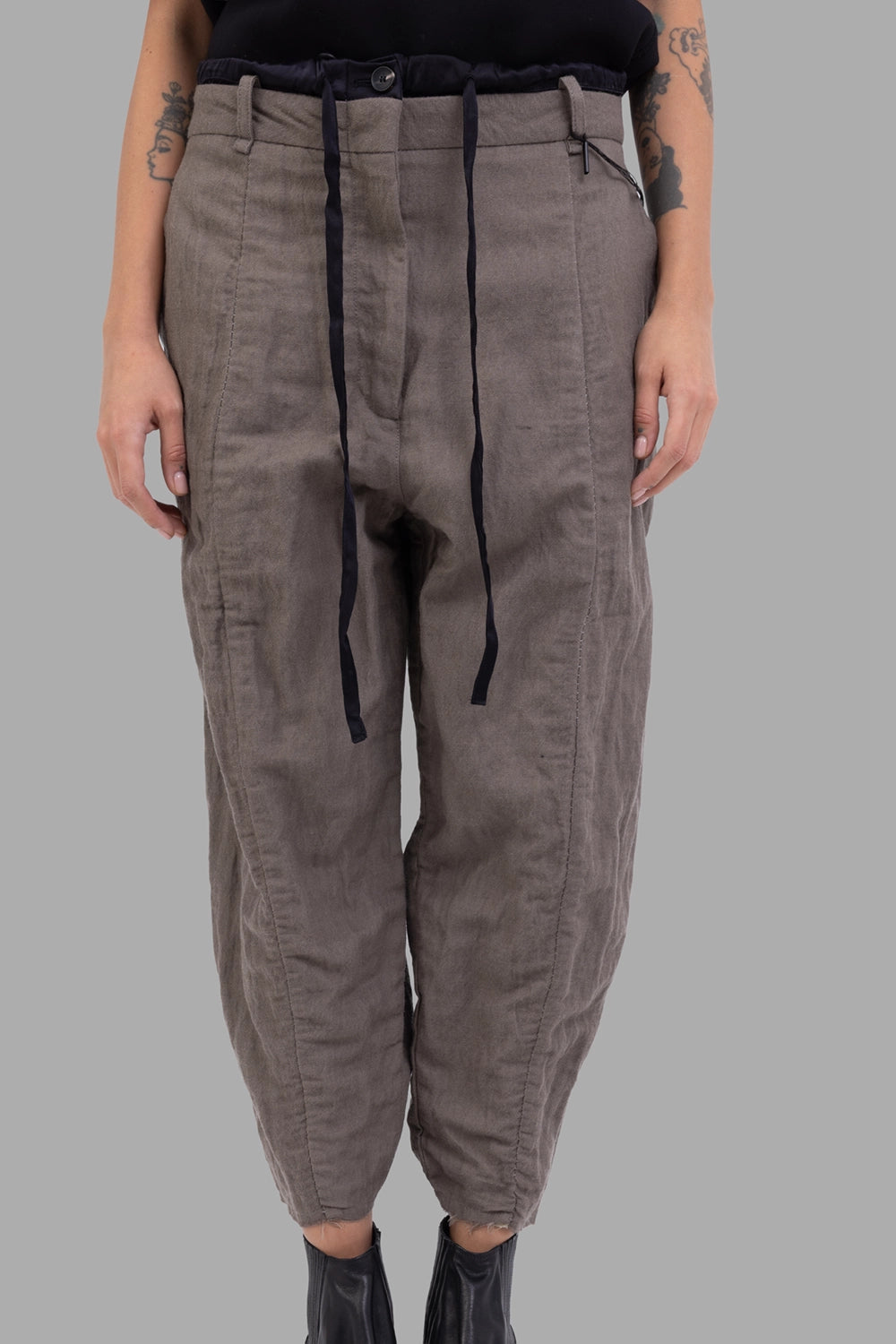 Masnada women trousers in Dust, front view, tapered ankle and stitched front panels.