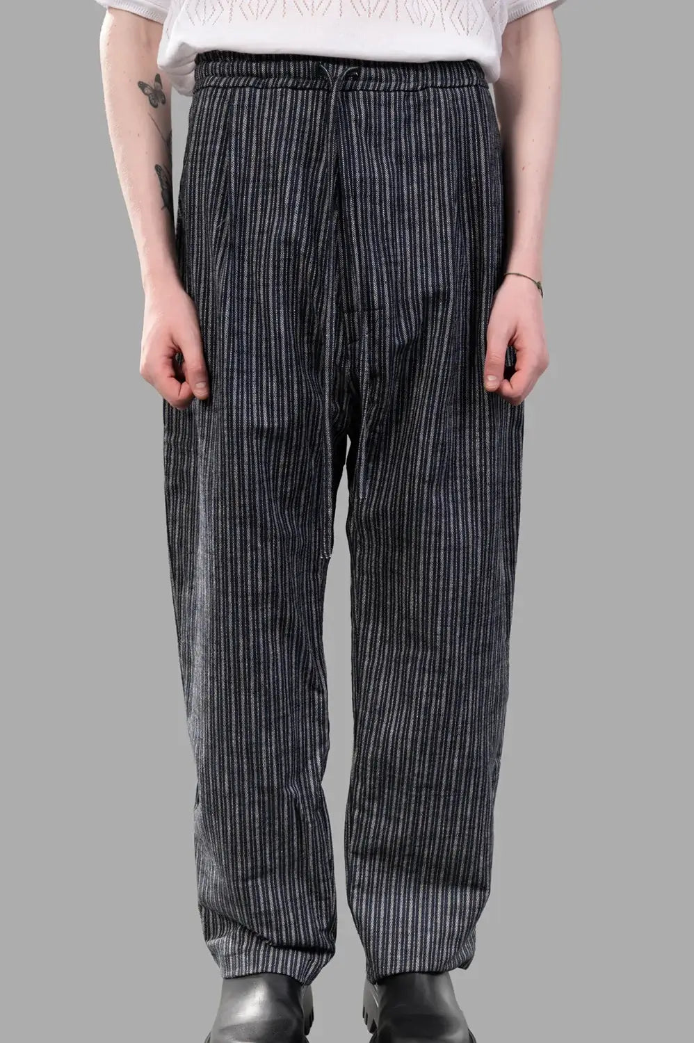 Marc Point trousers in grey-blue stripe, back view, two patch pockets and elasticated waist
