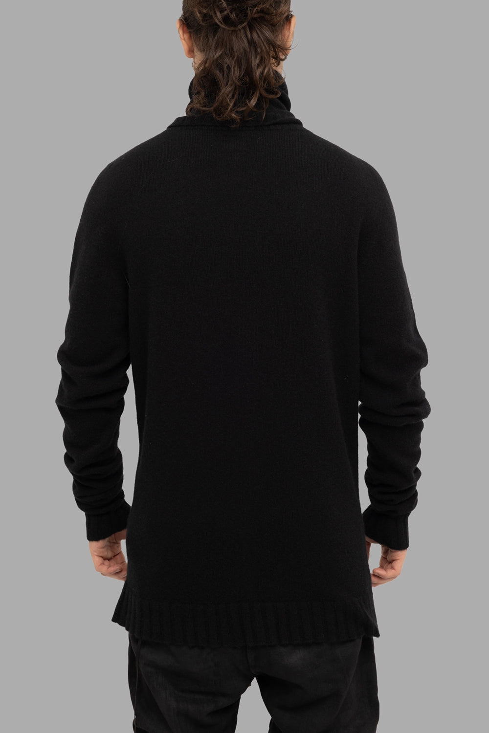 MD75 men’s turtleneck sweater in black/white, back view, clean knit with ribbed cuffs and hem