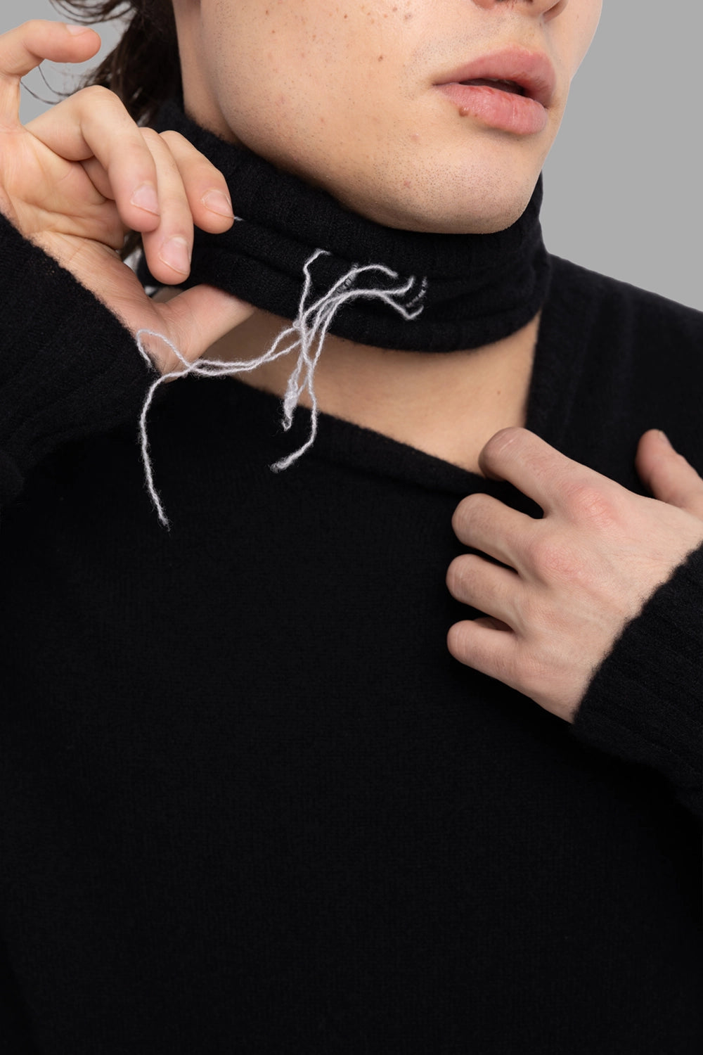 MD75 men’s turtleneck sweater in black/white, collar detail showing rolled neck and contrast thread finish