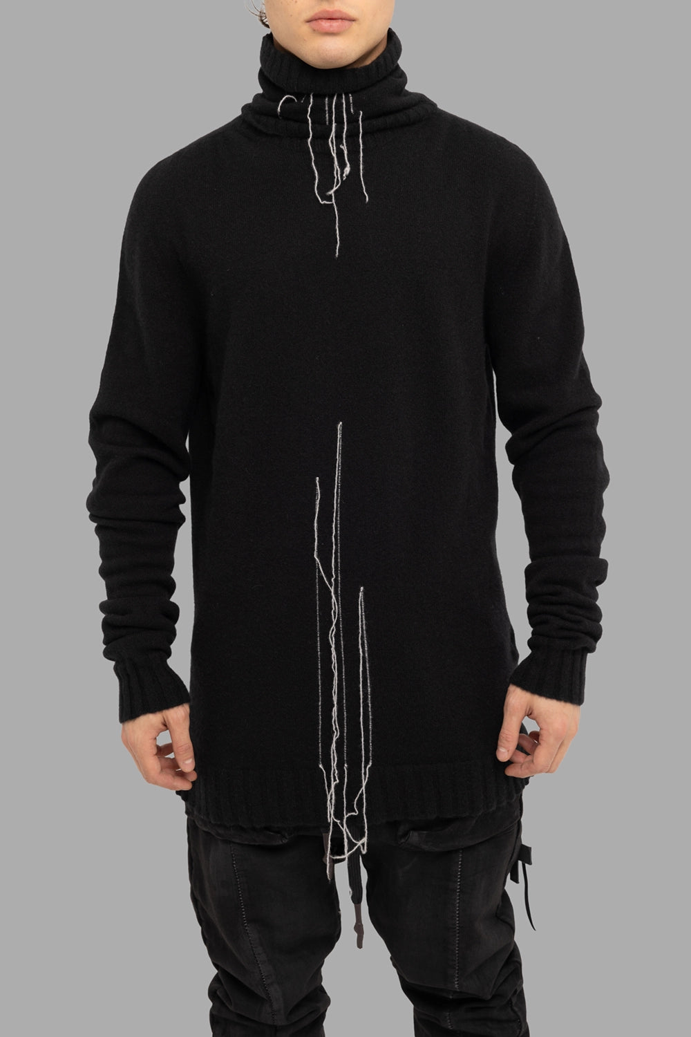 MD75 men’s turtleneck sweater in black/white, front view, ribbed rollneck and hem with hanging threads