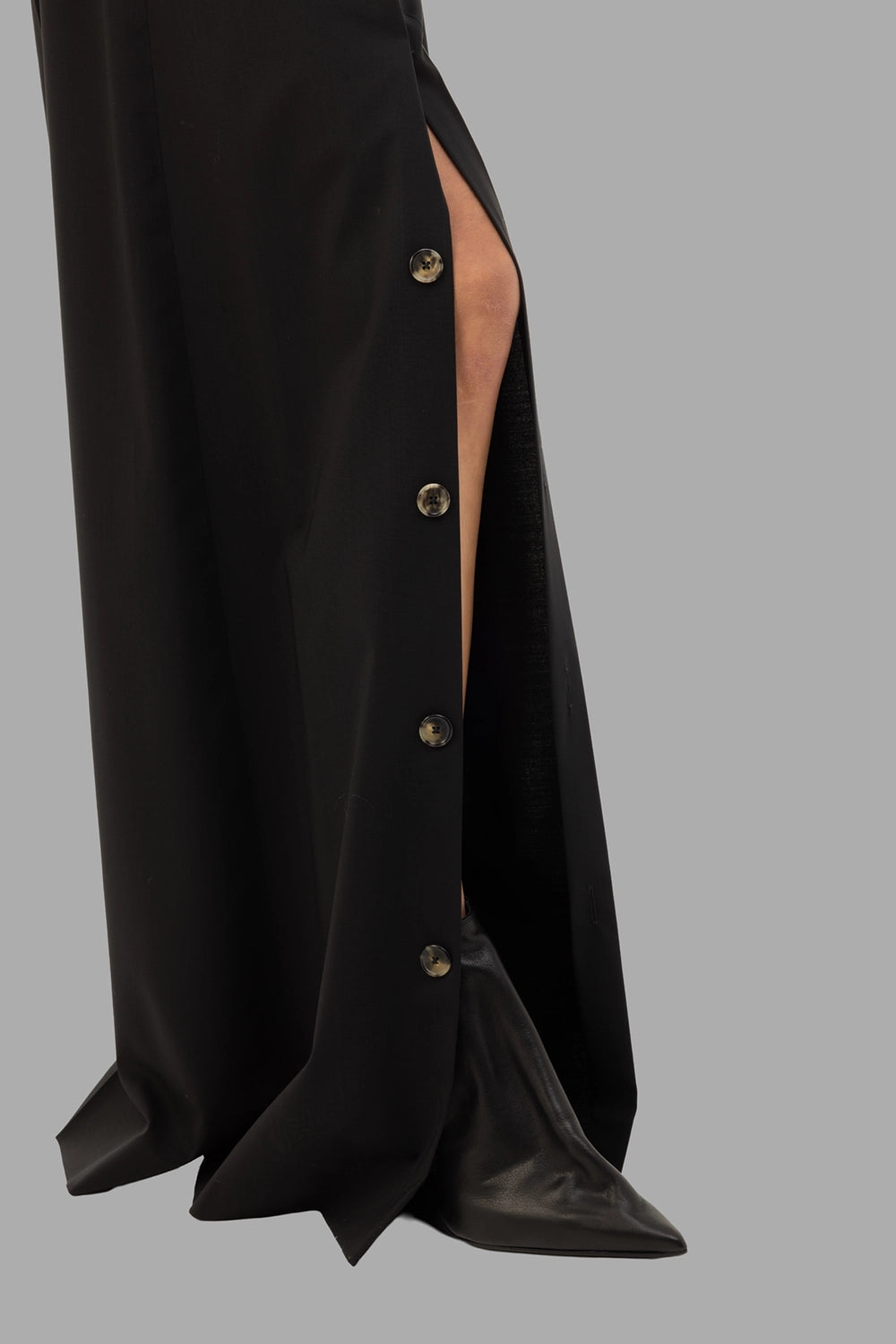 A.W.A.K.E. MODE women's wool wide-leg pants in black, side-slit detail, tortoiseshell buttoned opening