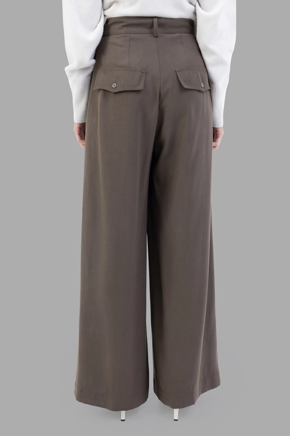 Gentry Portofino women wide-leg pleated trousers in Mastice, back view with buttoned flap pockets