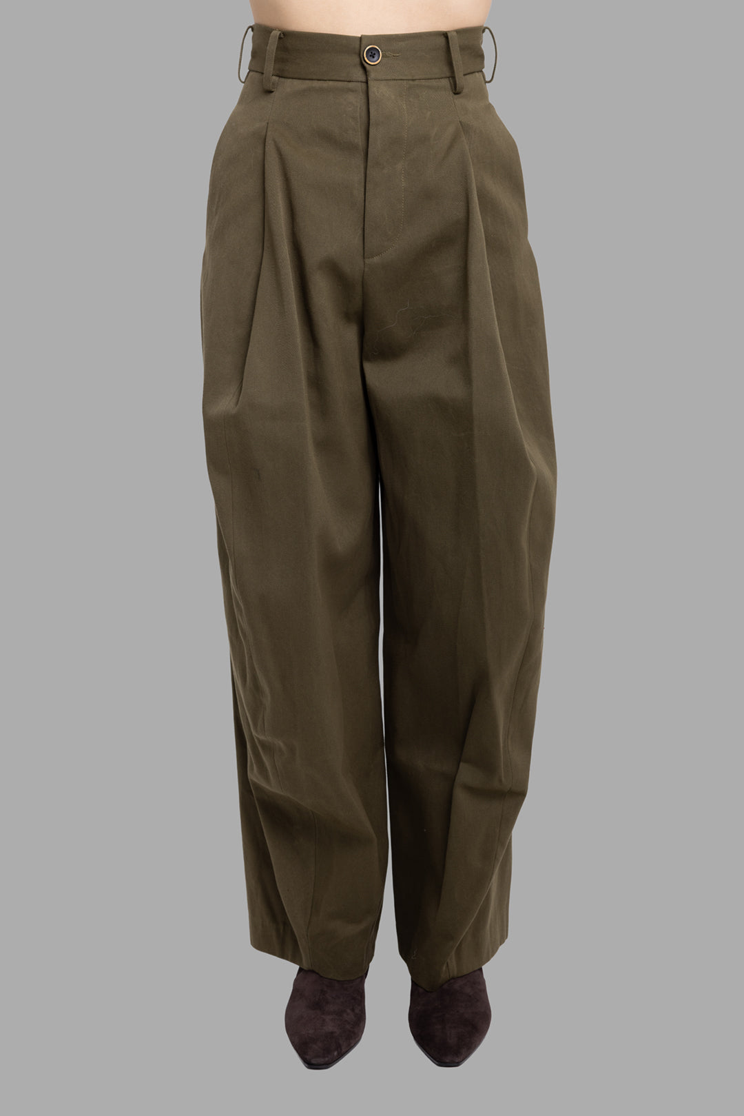 Uma Wang women's dark green Paw wide-leg cotton trousers, front view, pleated waist with belt loops and relaxed wide leg