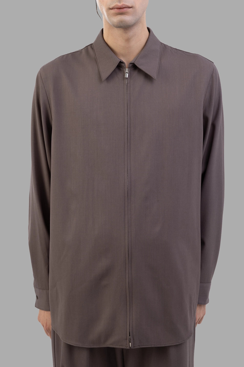 Attachment zip shirt in taupe grey, front view, clean two-way zip and curved hem