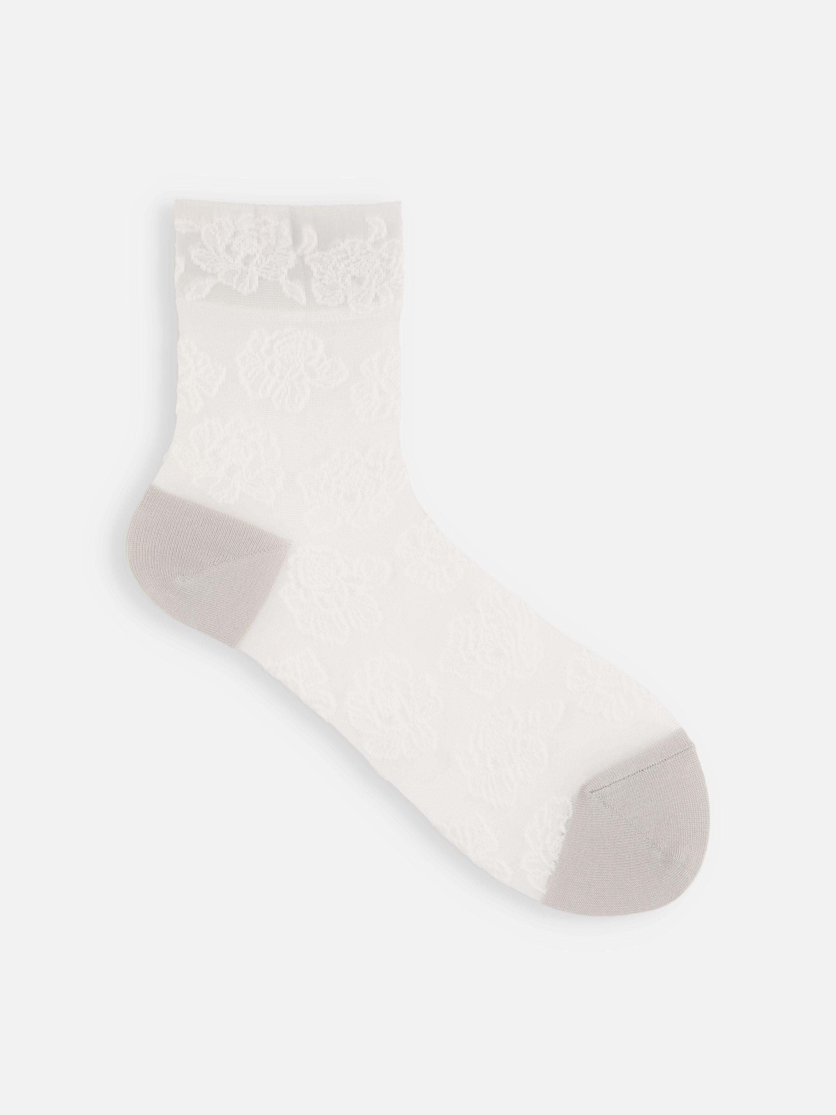 Tabio Tulle Peony Low Crew Socks featuring a delicate line-drawn peony design, perfect for pairing with flats or sandals.