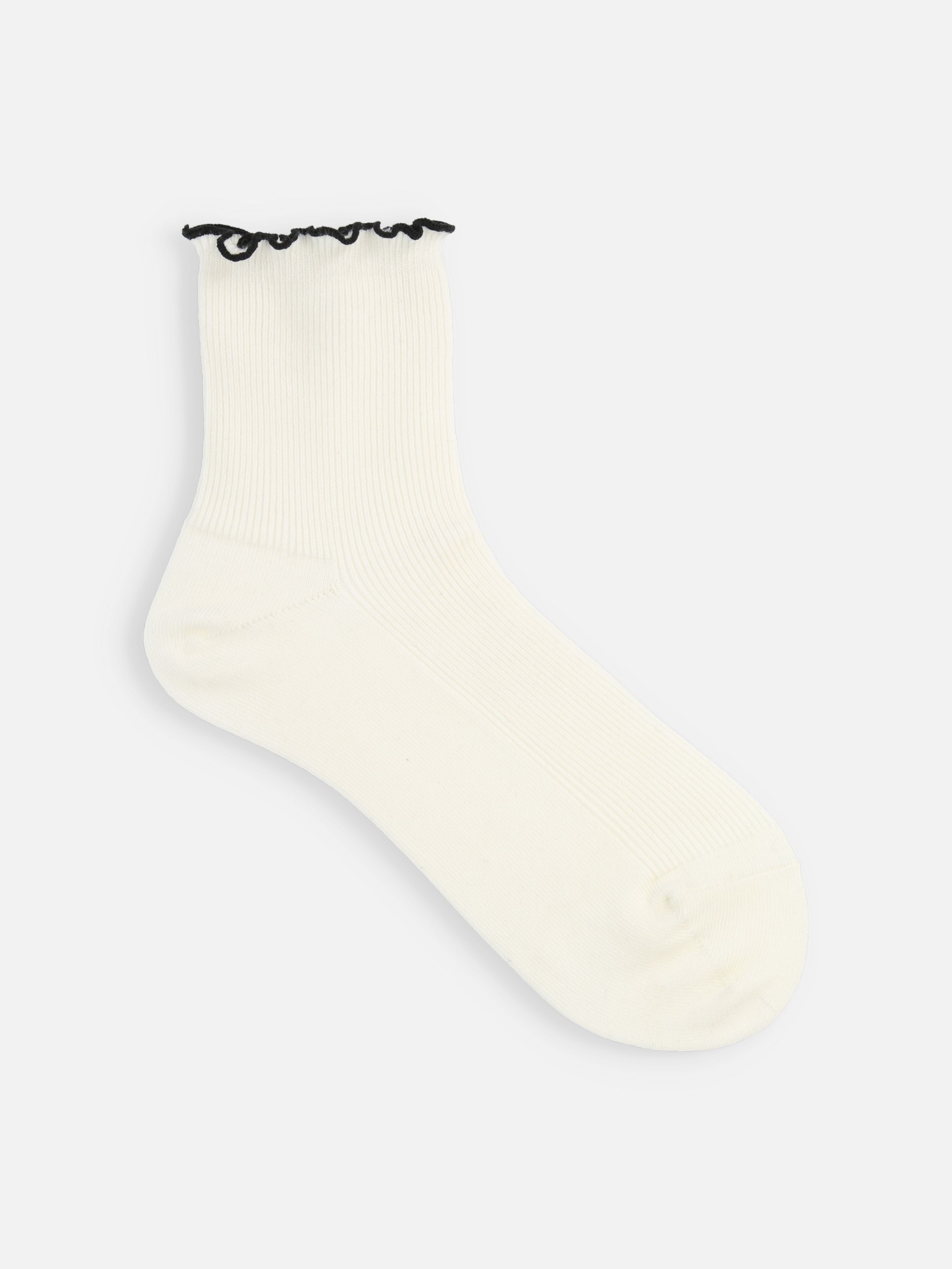 Tabio Top-merrow Fine Ribbed Low Crew Socks S in Black/Red, side view showing scalloped edges and ribbed texture.