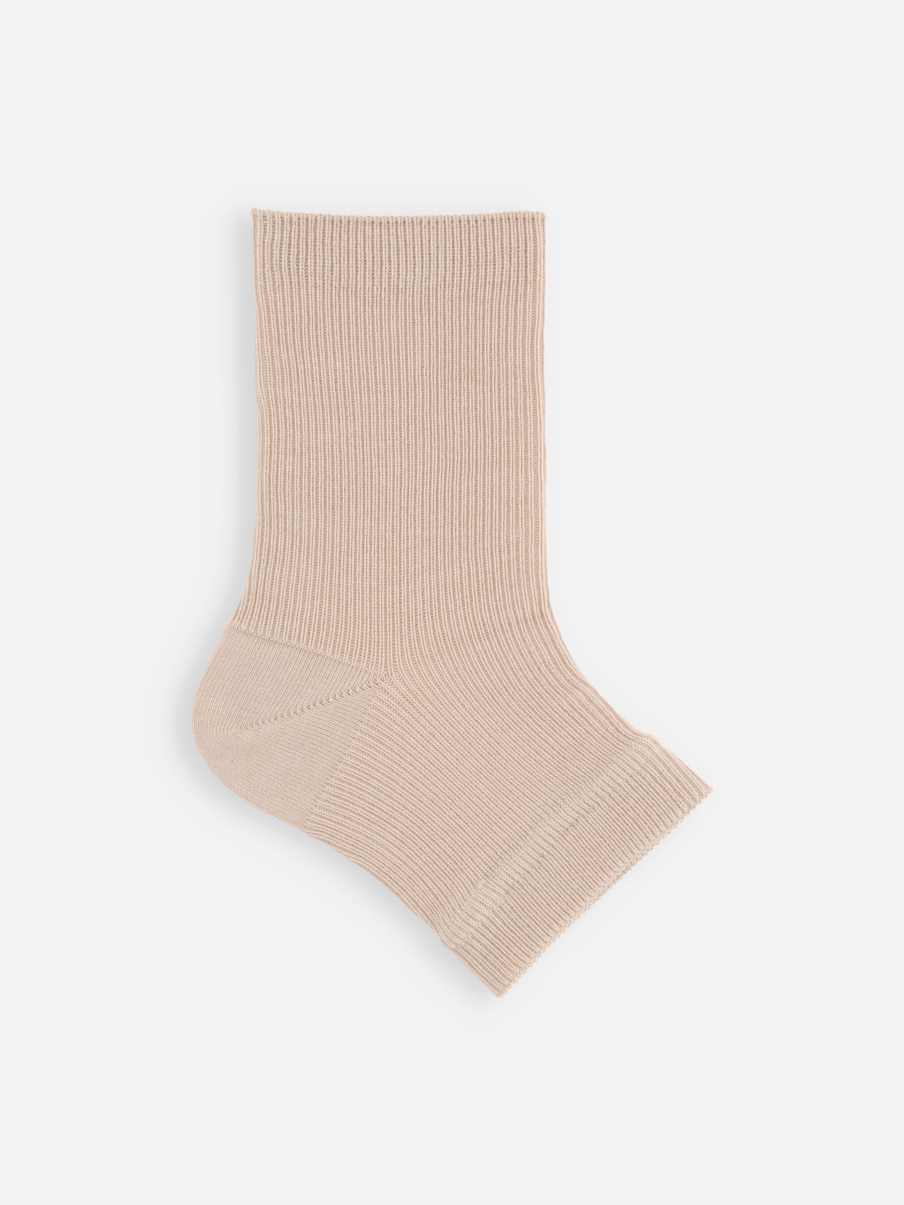 Tabio Ag-effect Heel Socks in soft beige, featuring a ribbed texture and mid-calf design for stylish comfort.