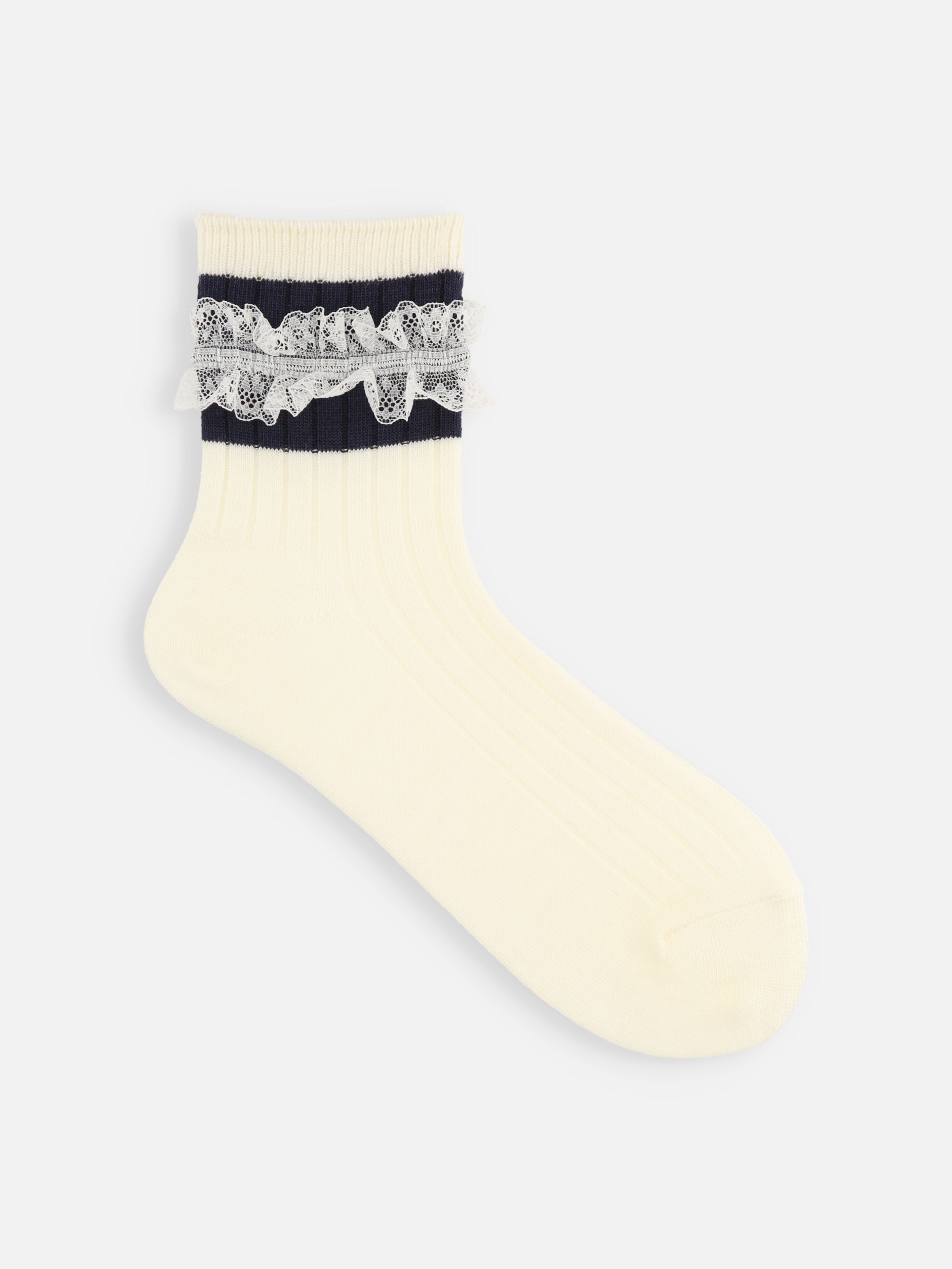 Tabio Wool Mixed Ankle Lace Socks in cream, featuring ribbed design and lace trim, ideal for stylish sneaker and balletcore.