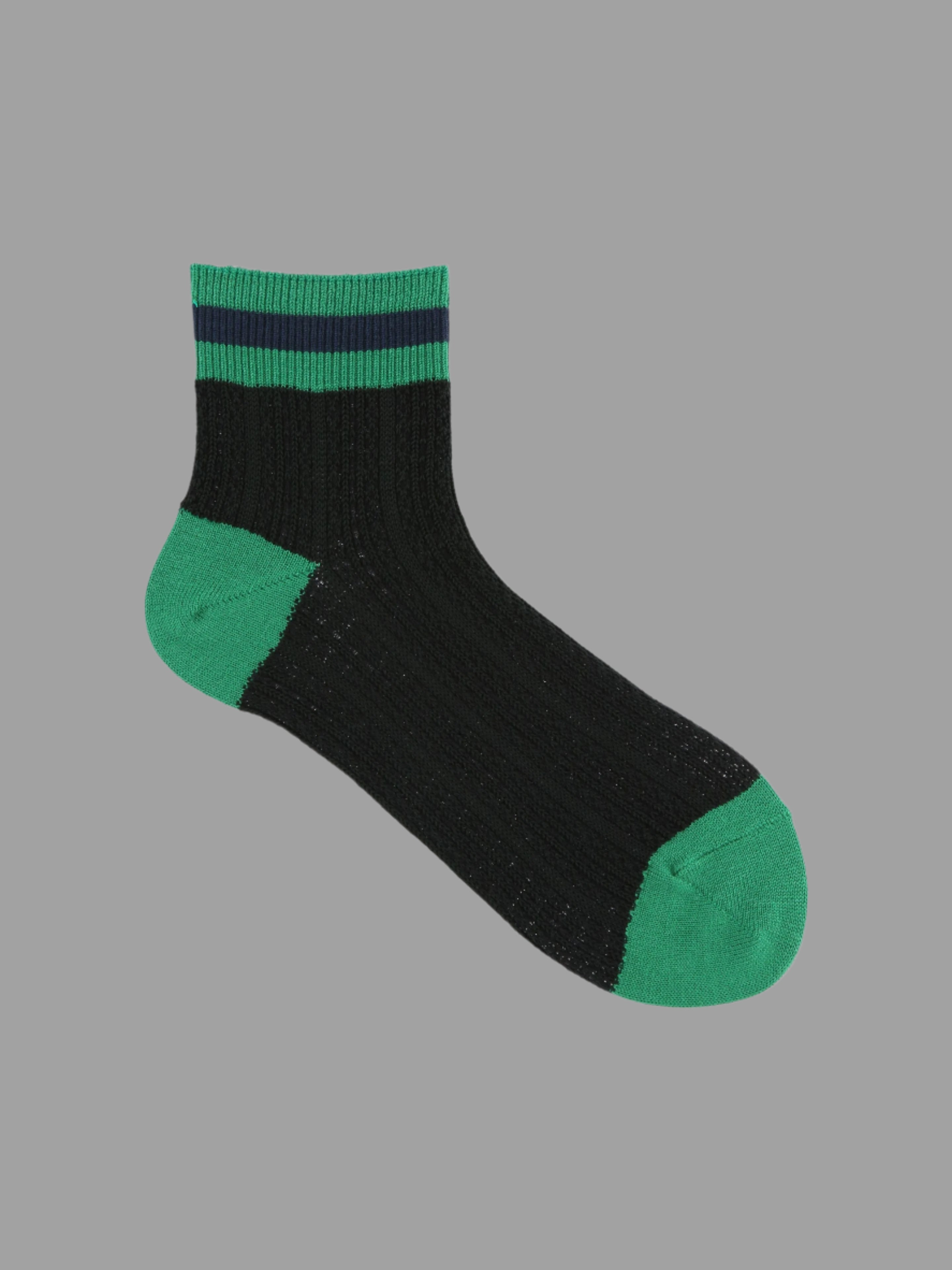 Tabio Mesh Bicolor Socks, close-up of black and green Links knit with contrasting edge. Ideal for casual elegance.
