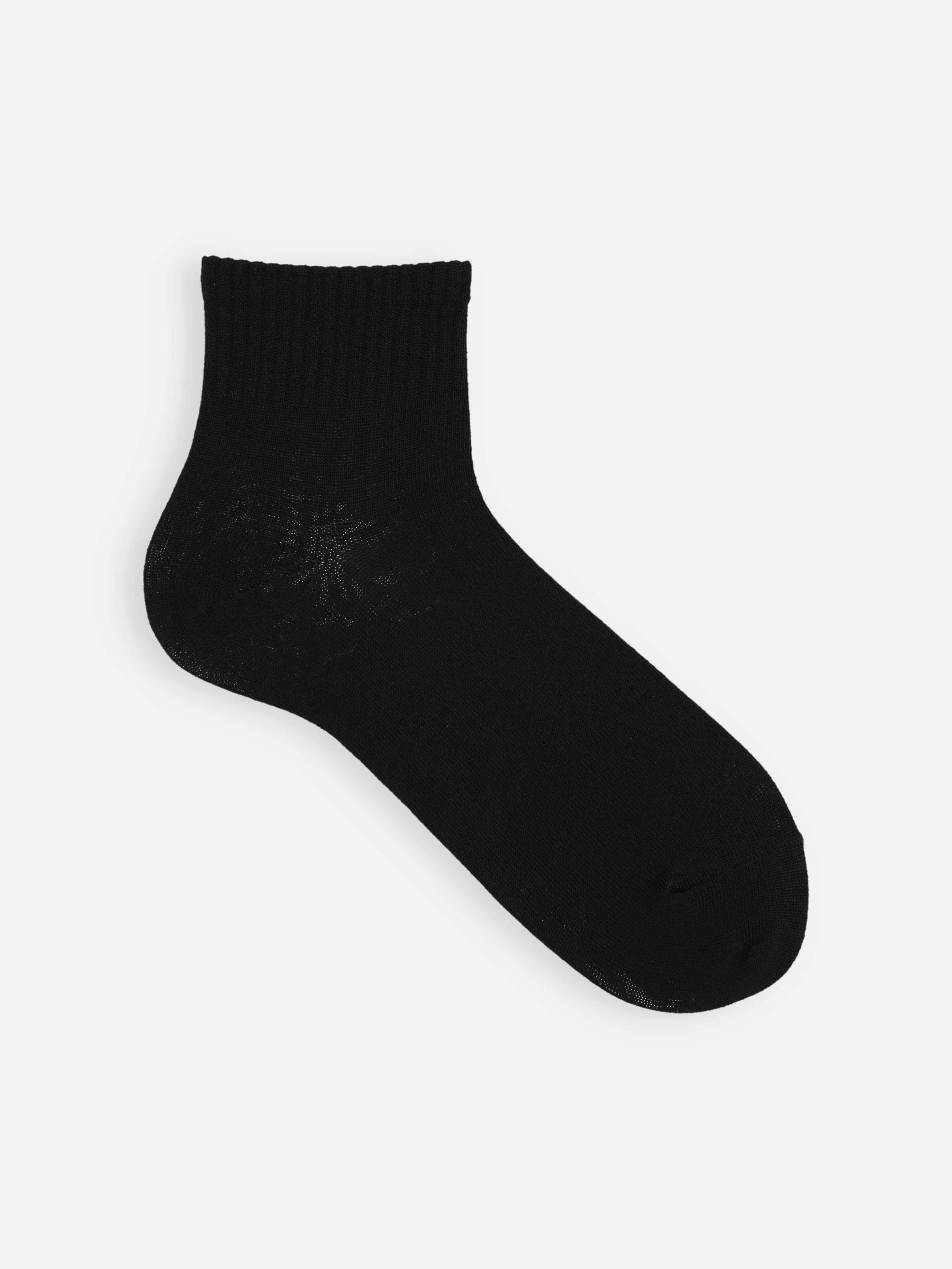 Tabio Xylitol Cool Touch Rib Ankle Socks, front view, black, cooling material, perfect for summer, wide ribbed opening.