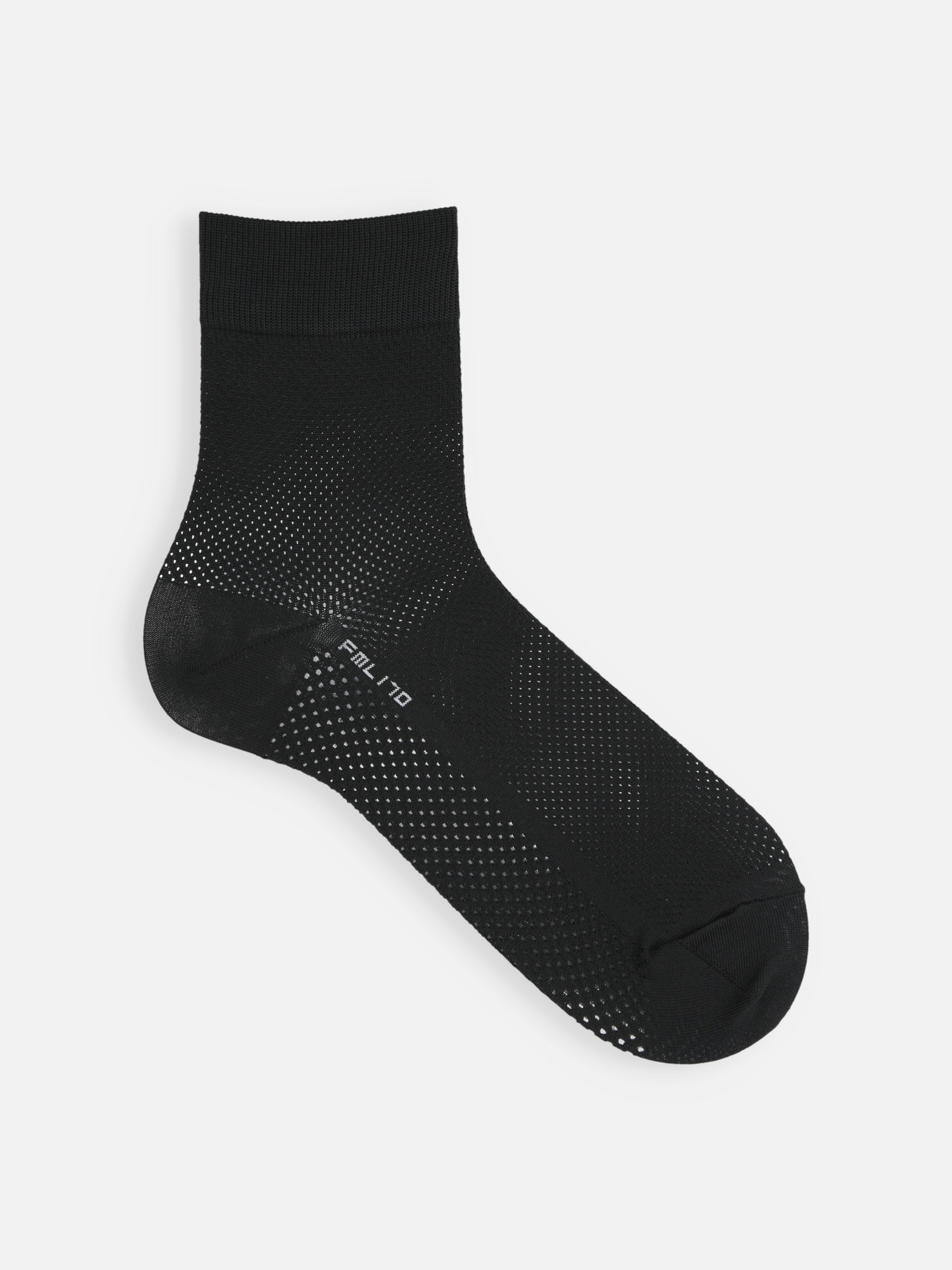 Tabio Full Mesh Dry Ceoα Short Socks in black, side view, featuring breathable mesh texture for sports comfort.