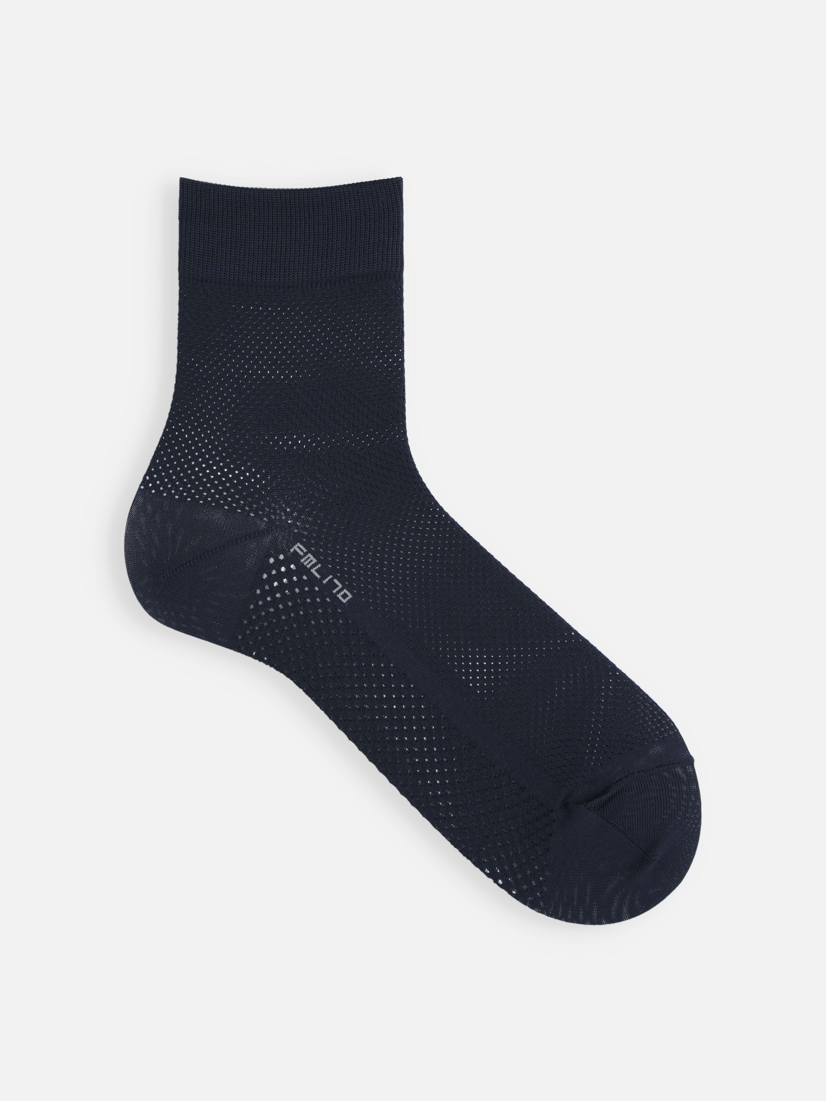Tabio Full Mesh Dry Ceoα Short Socks in navy, breathable mesh design for comfort and quick drying during sports activities.