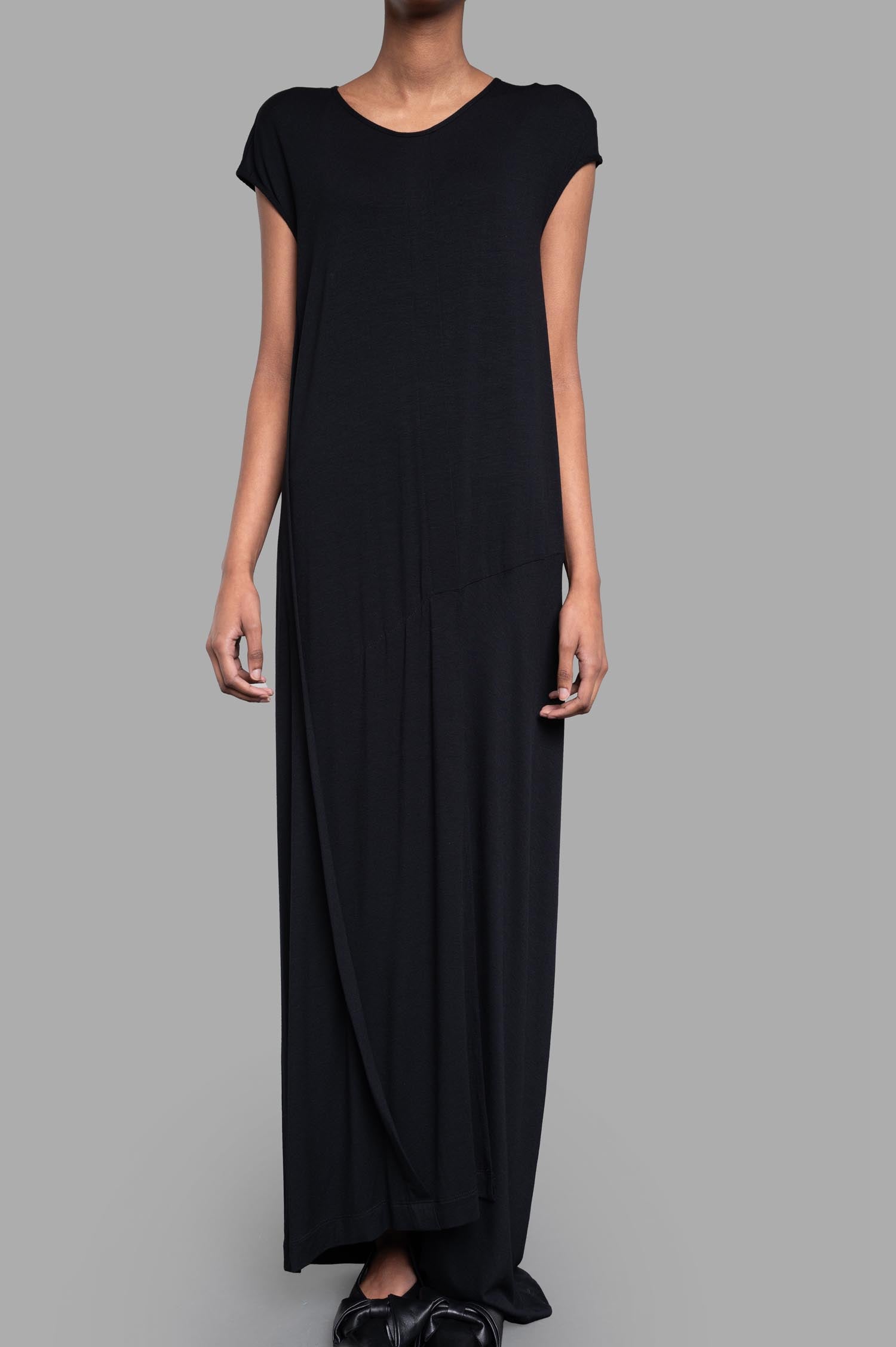 Gentry Portofino Paneled Column Dress in black, featuring cap sleeves and a relaxed fit, displayed on a model.