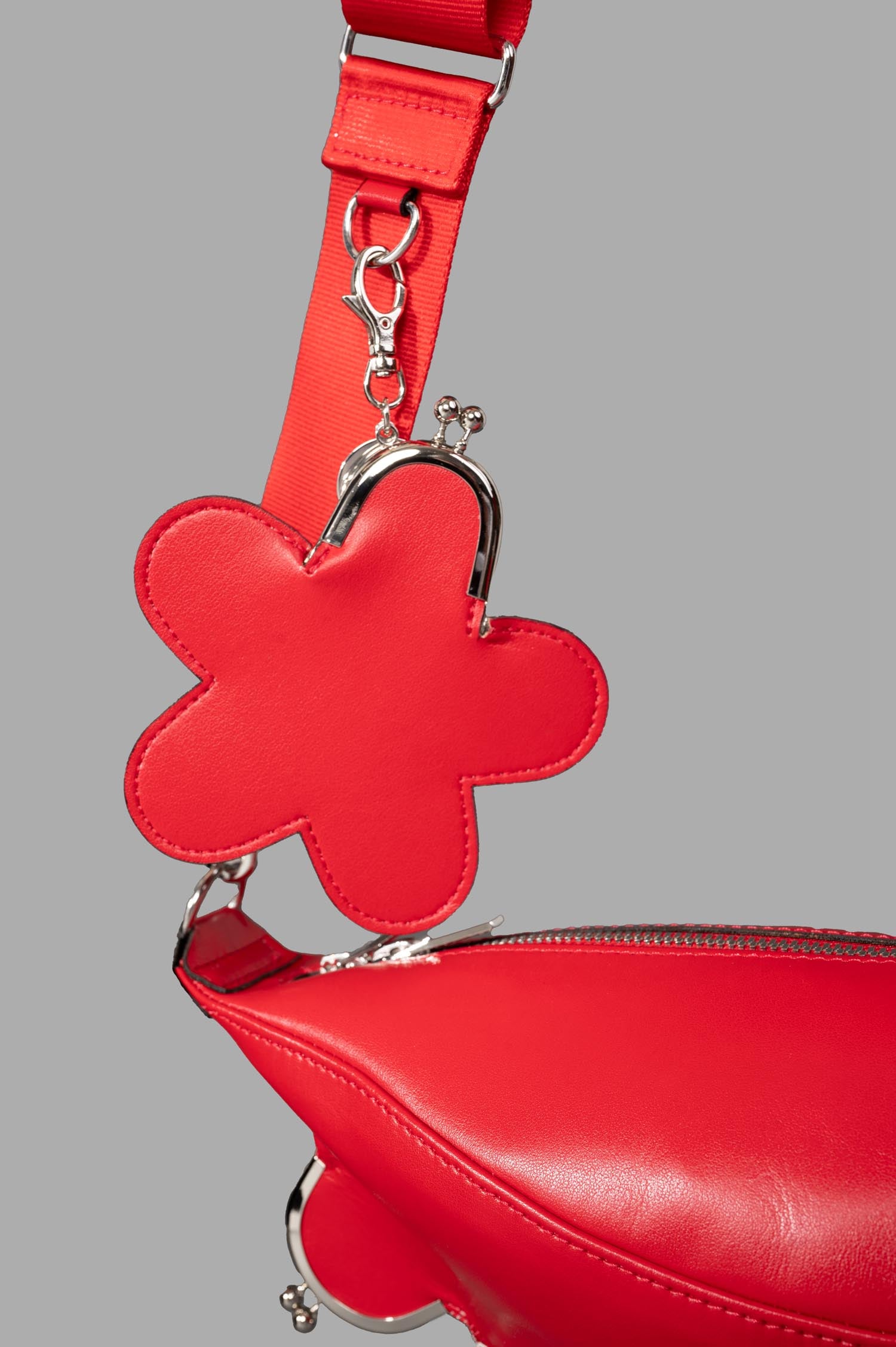 Noir Kei Ninomiya Kiss-Lock Cross Body Bag close-up of adjustable strap featuring a flower-shaped pouch in red.