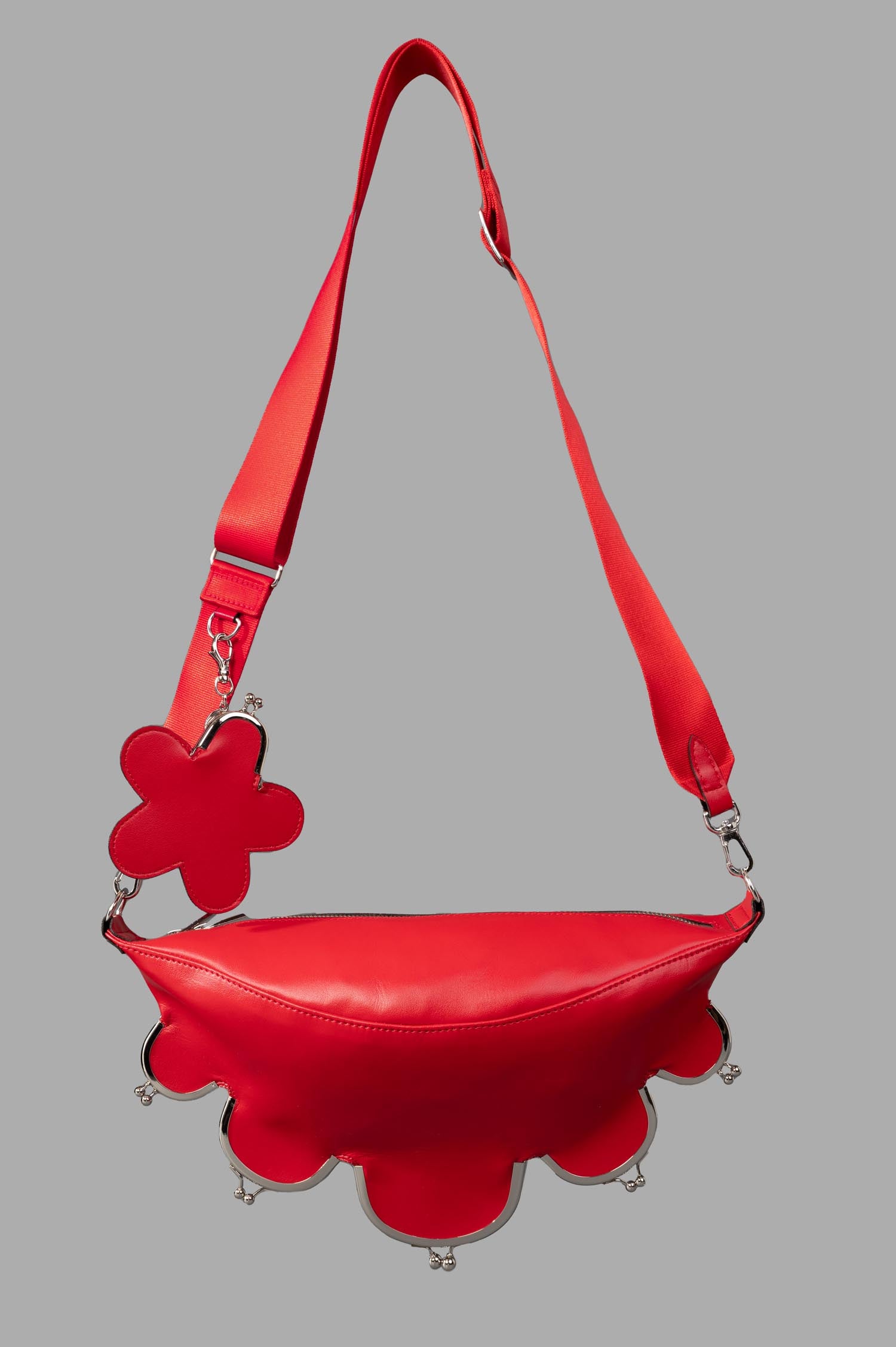 Noir Kei Ninomiya red Kiss-Lock Cross Body Bag, front view, with adjustable strap and flower pouch detail, polyurethane.