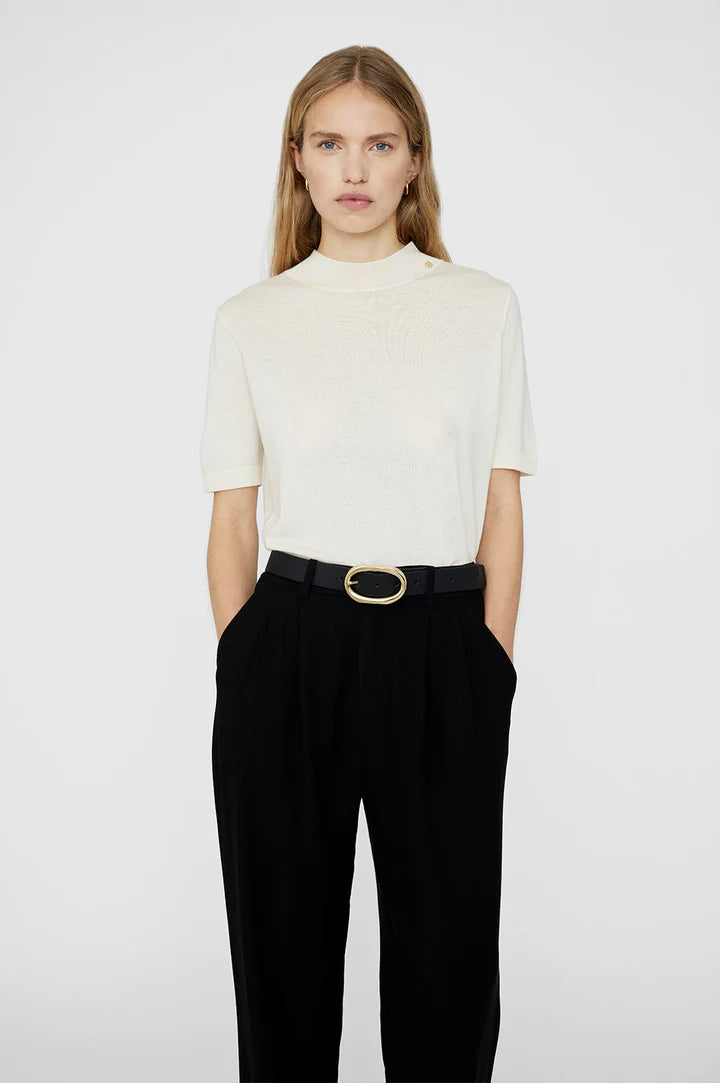 Anine Bing Signature Link Belt in black worn on model, showcasing smooth cow leather and a classic link buckle detail.
