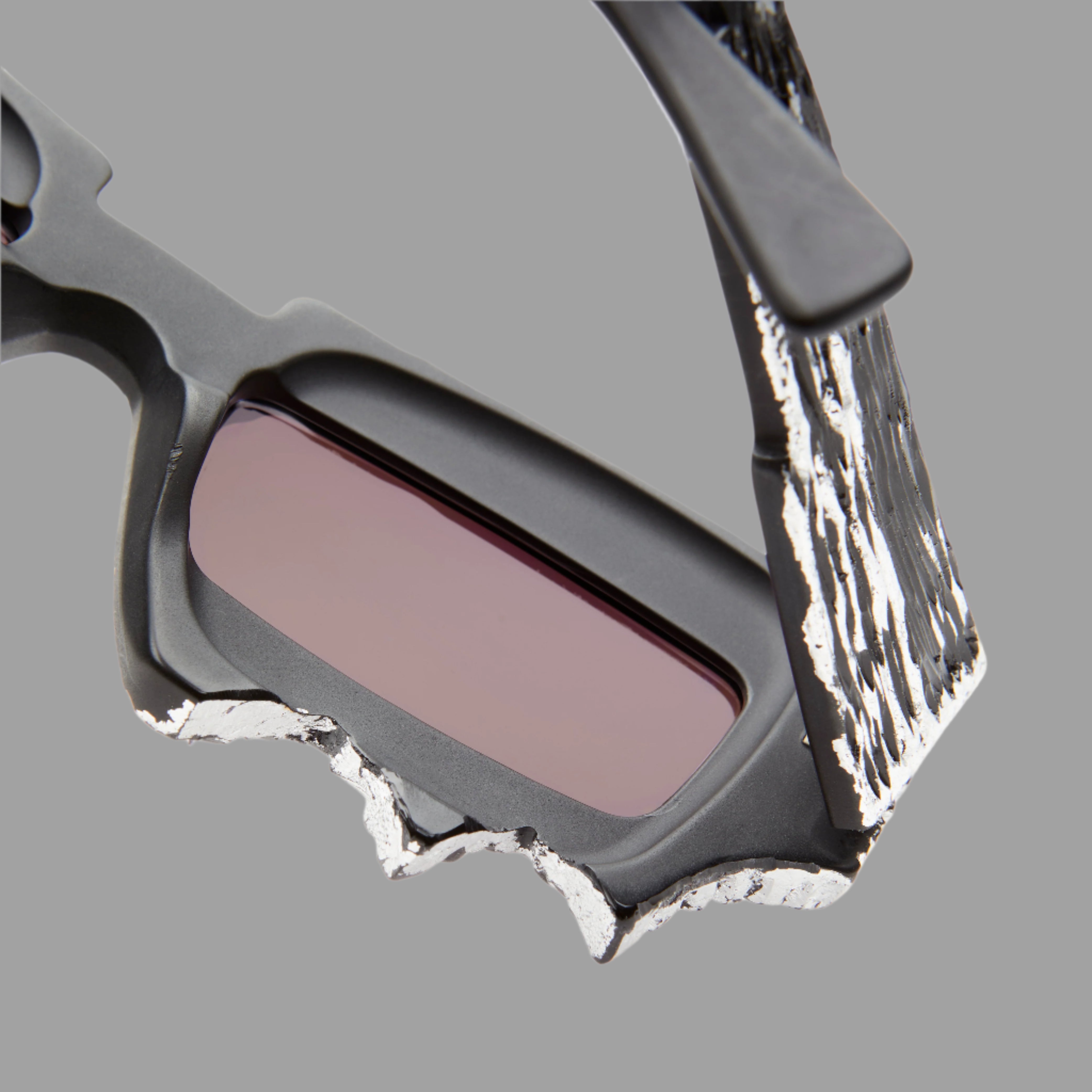 Kuboraum Berlin Mask X6 Black Matte close-up of frame detail with light grey silver-lens and unique texture finish.