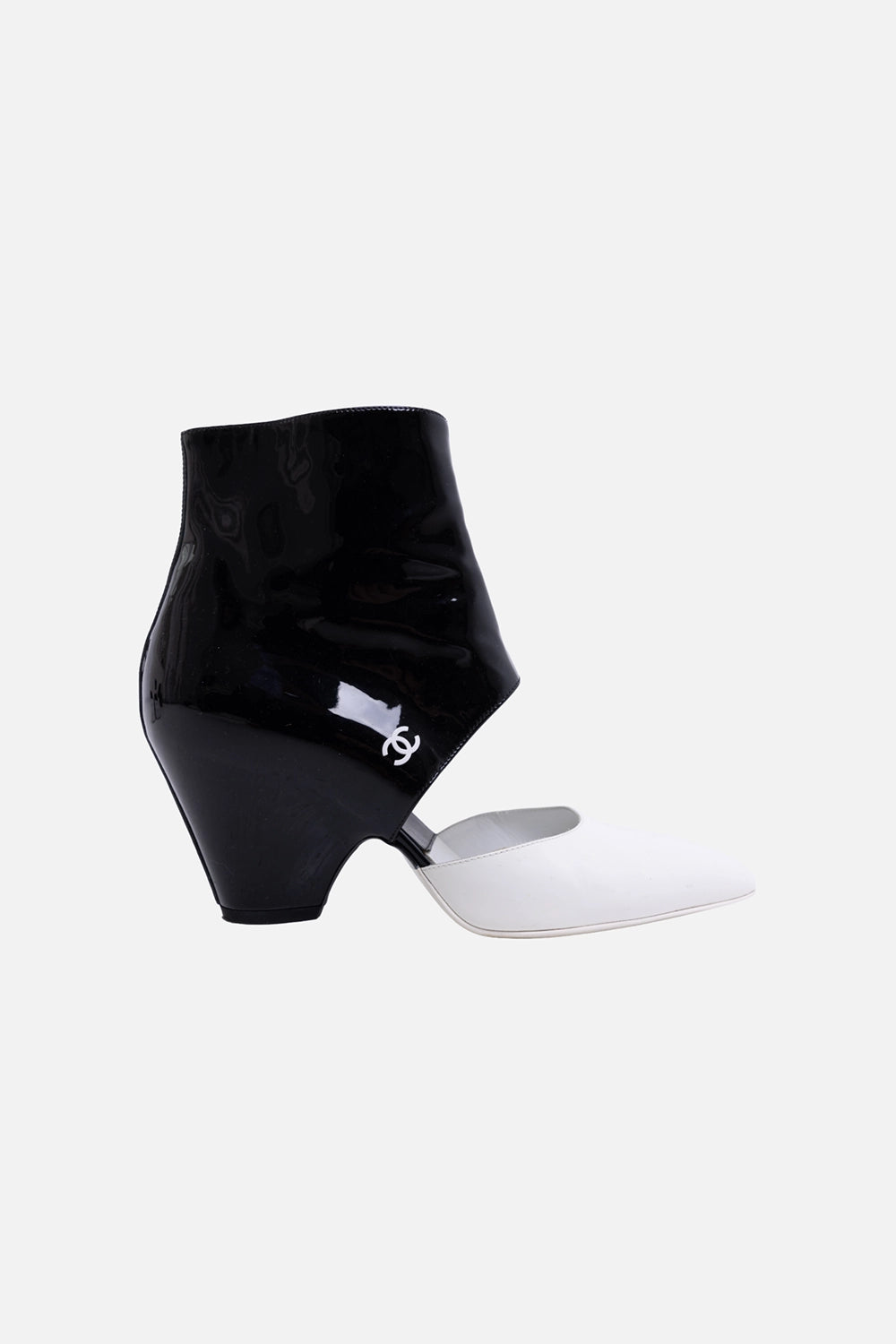 Pre-owned Chanel women's ankle boots in black and white, side view, glossy shaft, CC logo and pointed toe