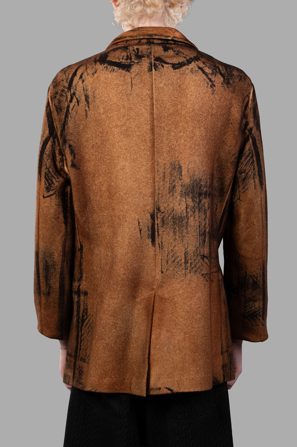 Back close-up of spray-dyed wool-cashmere blazer with black accent detailing and center vent