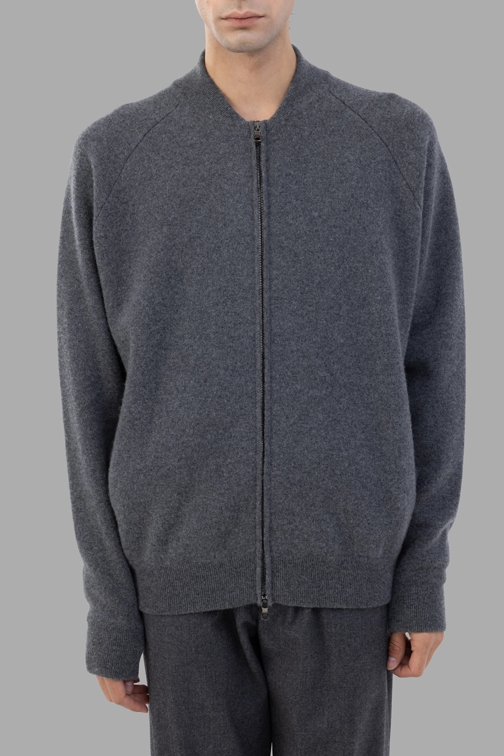 Aion cardigan in anthracite, on-model half-length, raglan sleeves and ribbed bomber collar