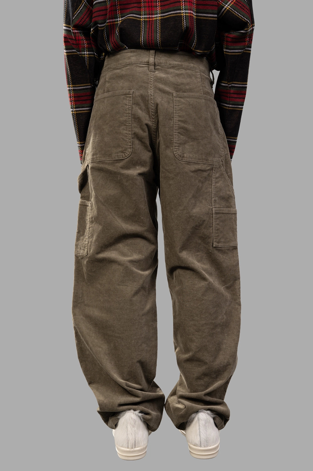 Zadig & Voltaire corduroy cargo pants in Leaves, back view, two patch pockets, side cargo pocket, worn finish