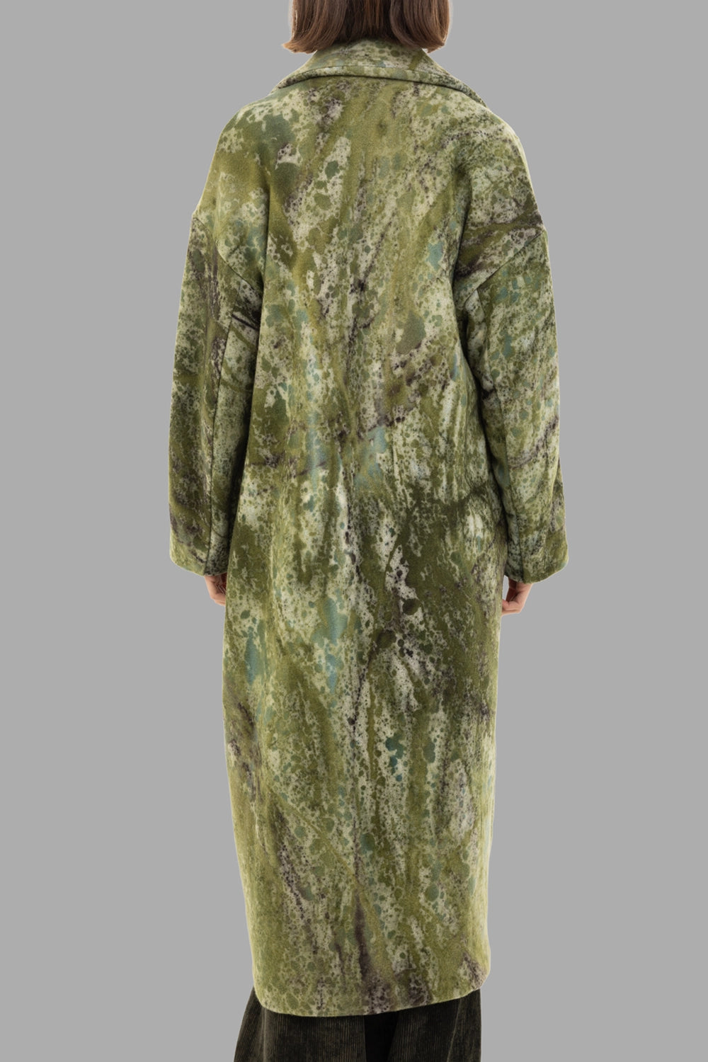 Avant Toi women cashmere coat in Brughiera, back view, longline silhouette with abstract pattern.