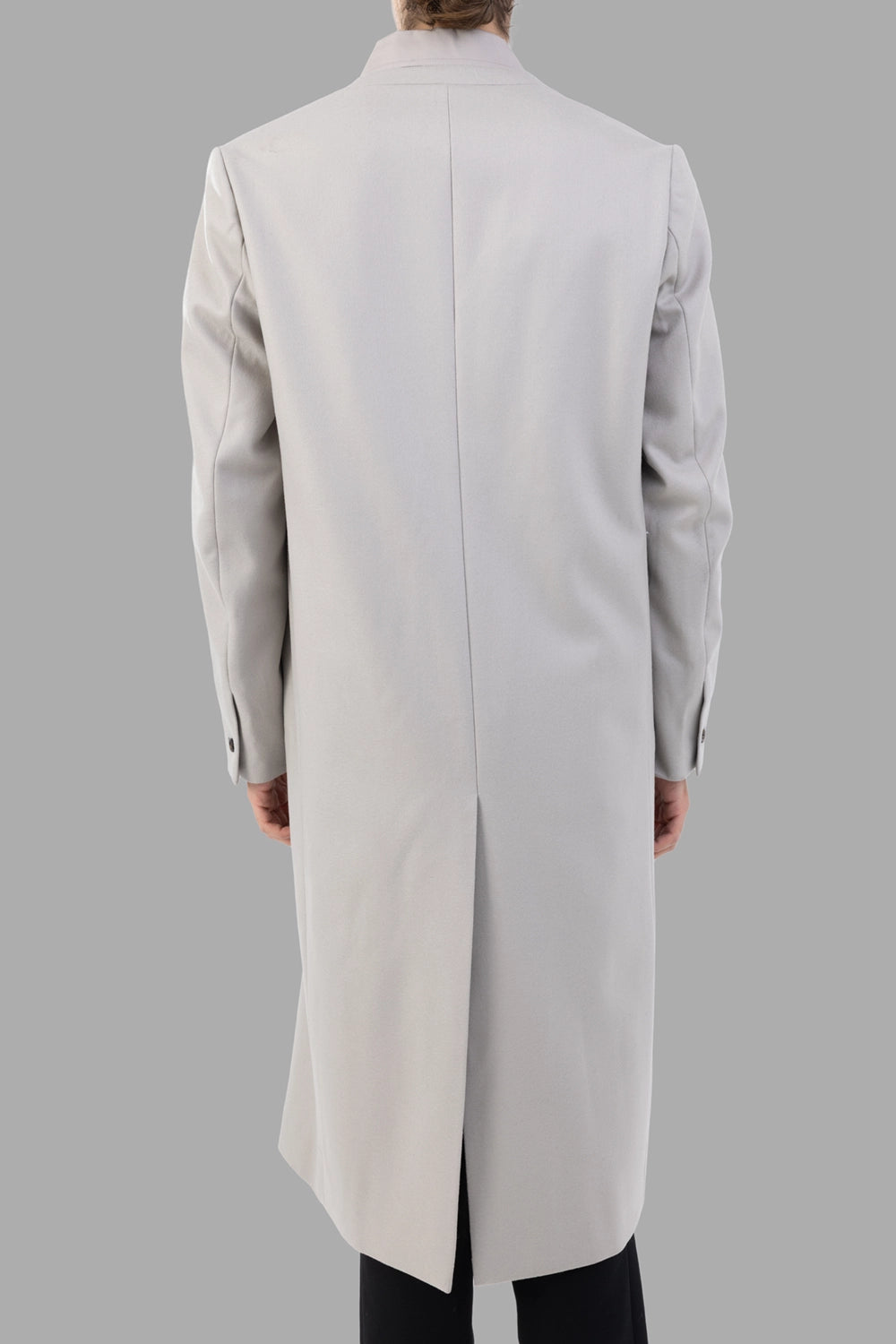 ATTACHMENT coat in light grey, back view, center vent and set-in sleeves
