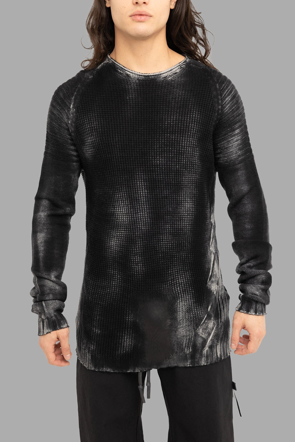 MD75 men’s leather-effect waffle-knit crewneck in black, front view, raglan sleeves and sprayed sheen.