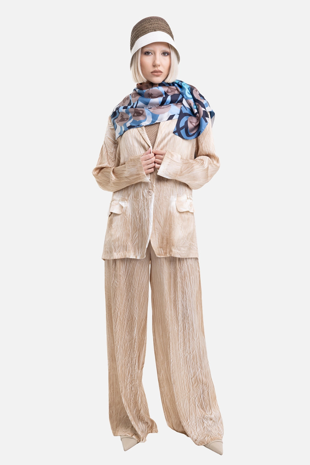 Avant Toi women's silk blazer in pale grey, on-model full-length with flap pockets and matching trousers