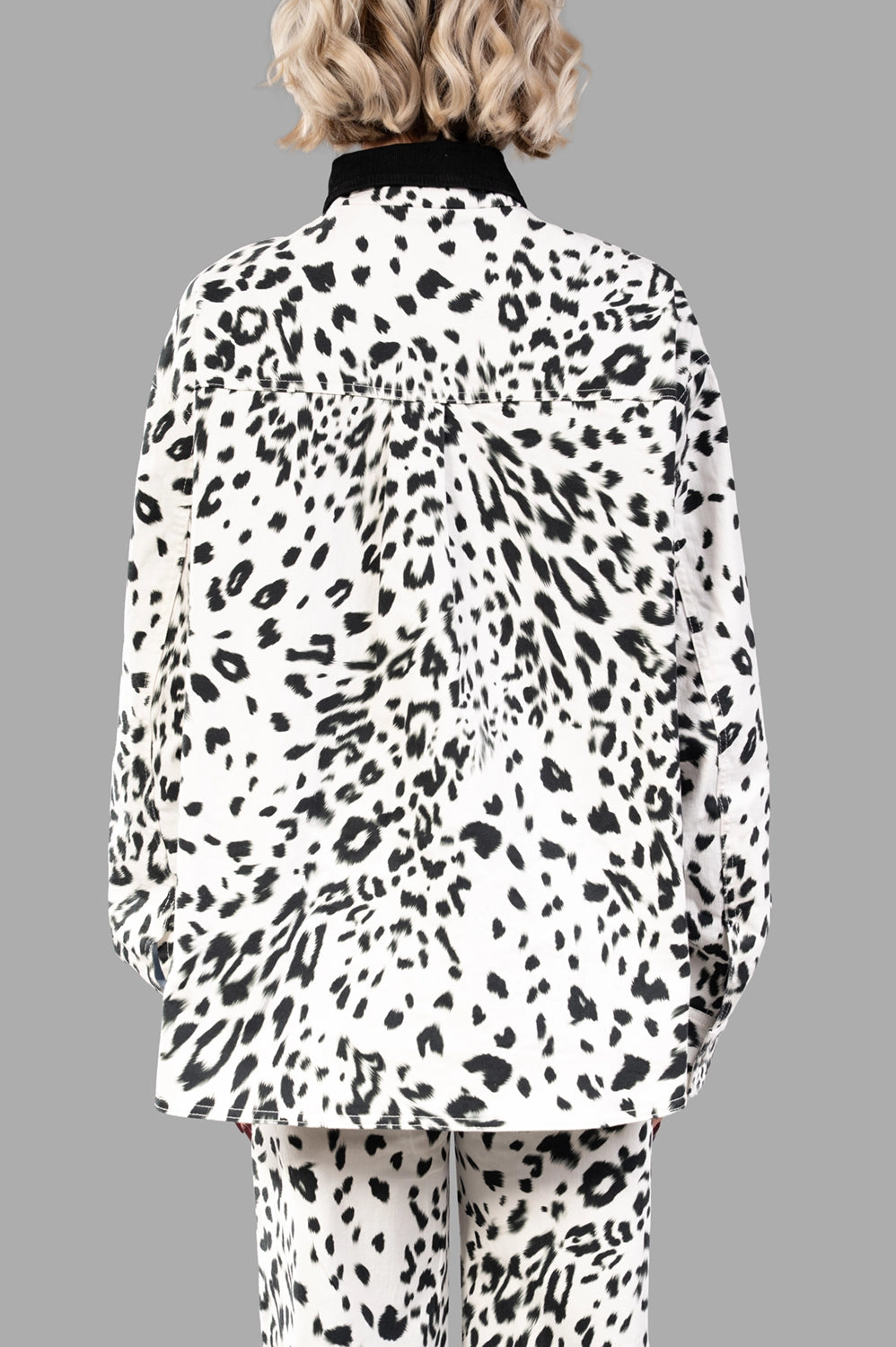 Back close-up of leopard-print shirt with yoke pleat and relaxed shape, cuffed sleeves
