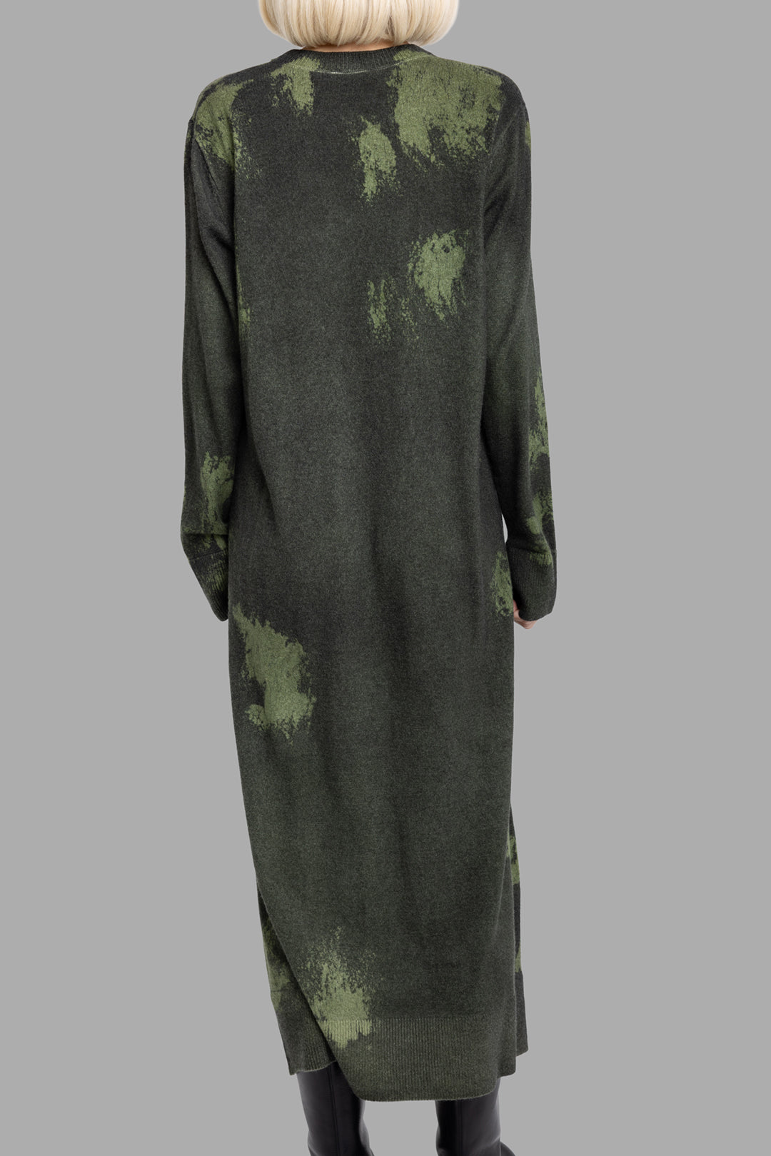 Avant Toi women's cashmere dress in Brughiera green, back view with abstract mottled pattern and side slit.