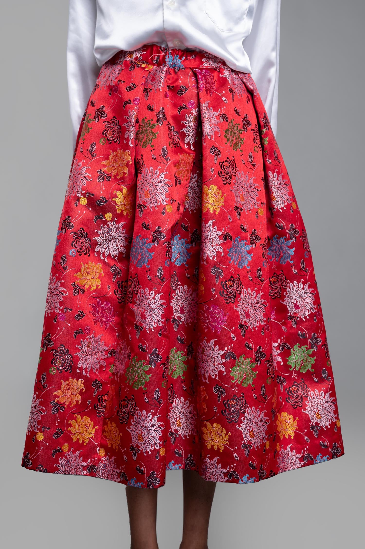 Comme des Garçons Floral-jacquard Midi Skirt in red showcases vibrant floral patterns and an elastic drawstring waistband.