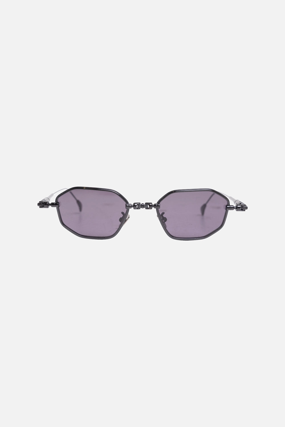 Kuboraum unisex geometric sunglasses in dark gunmetal, front view, segmented bridge and grey lenses