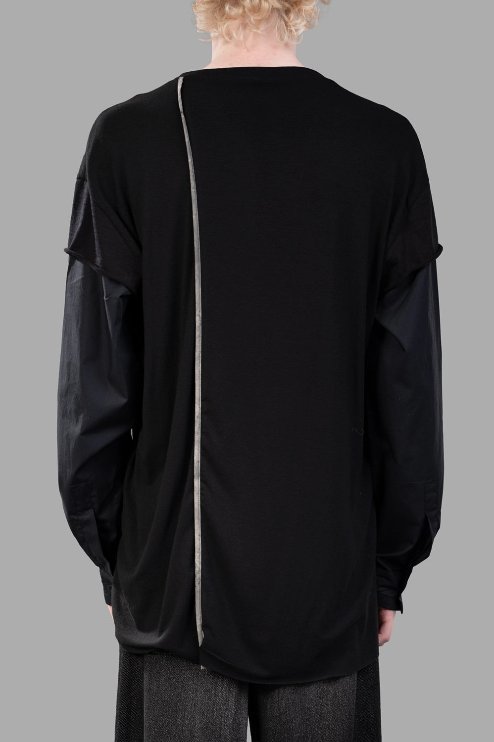 Back close-up highlighting vertical contrast line and soft drape