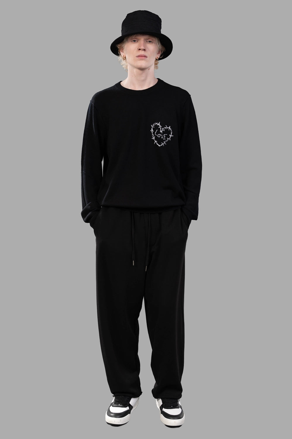 Full-length black sweatpants with elastic waist, drawstring and relaxed leg