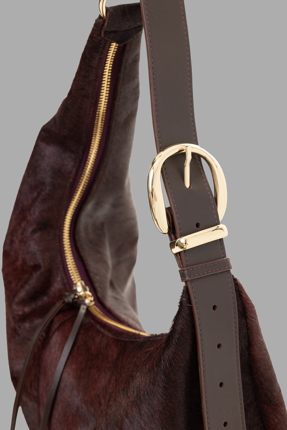 Des Phemmes women's hobo bag in Brun Brûlé, hardware close-up, adjustable strap with gold buckle and zipper.