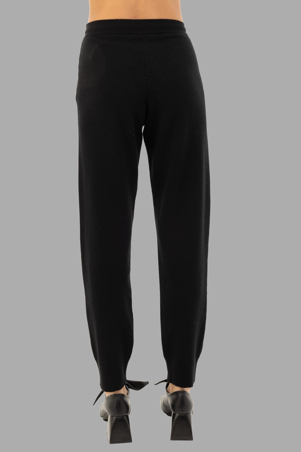 GentryPortofino women's knit trousers in Nero, back view, smooth seat and narrow ankle.