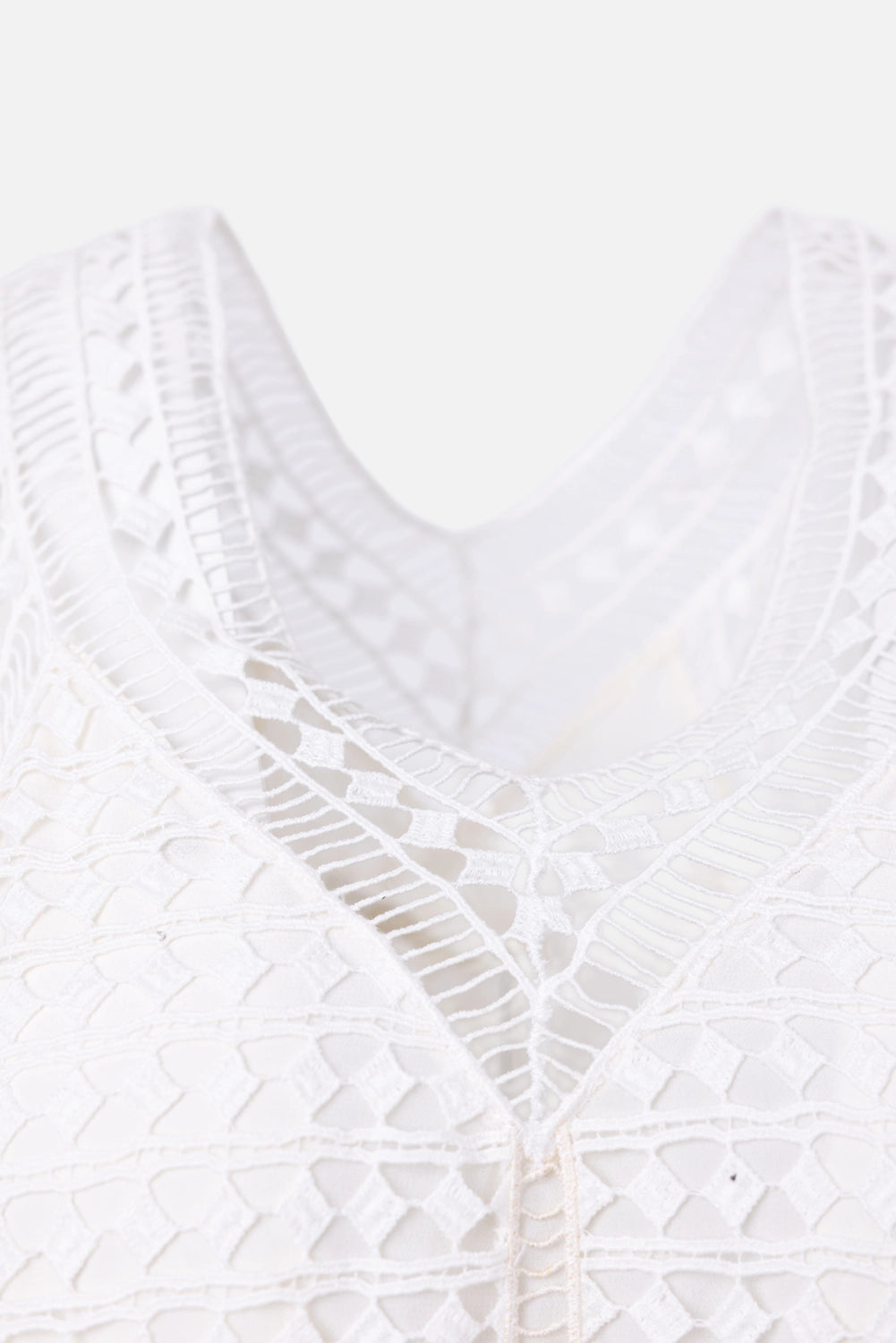 Pre-owned Chloé women's lace dress in milk, neckline close-up, layered V trim and geometric openwork lace
