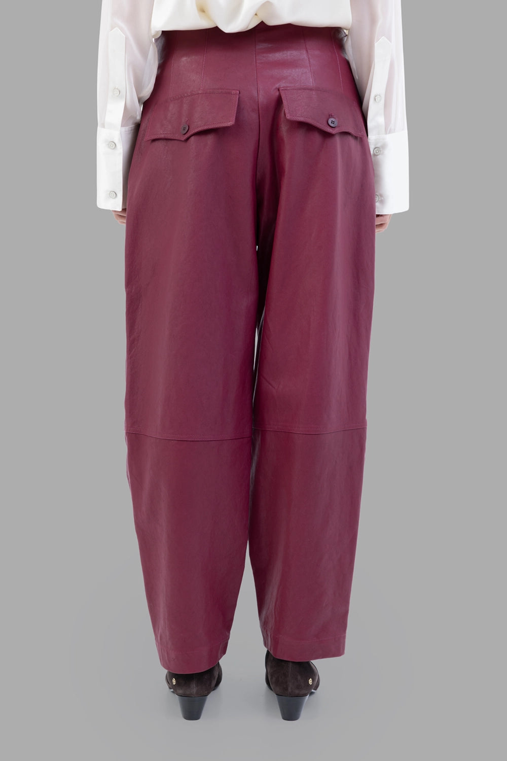 GentryPortofino women's leather trousers in Borgogna, back view, flap pockets with buttons and knee seam.