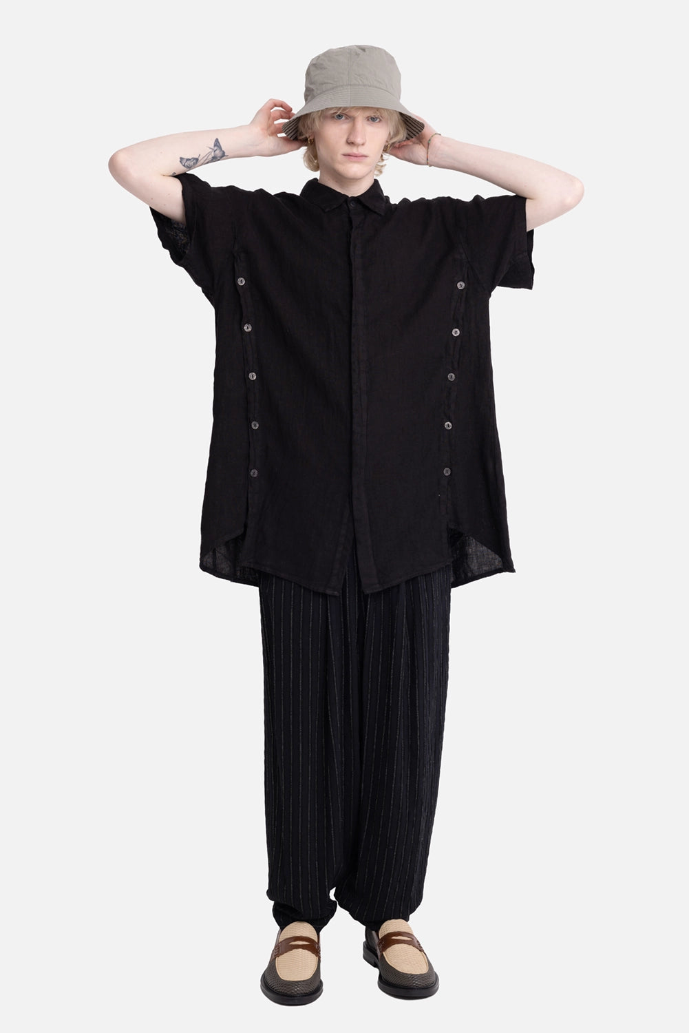 LA HAINE INSIDE US men's linen overshirt in black, on-model full-length, side buttons and curved hem