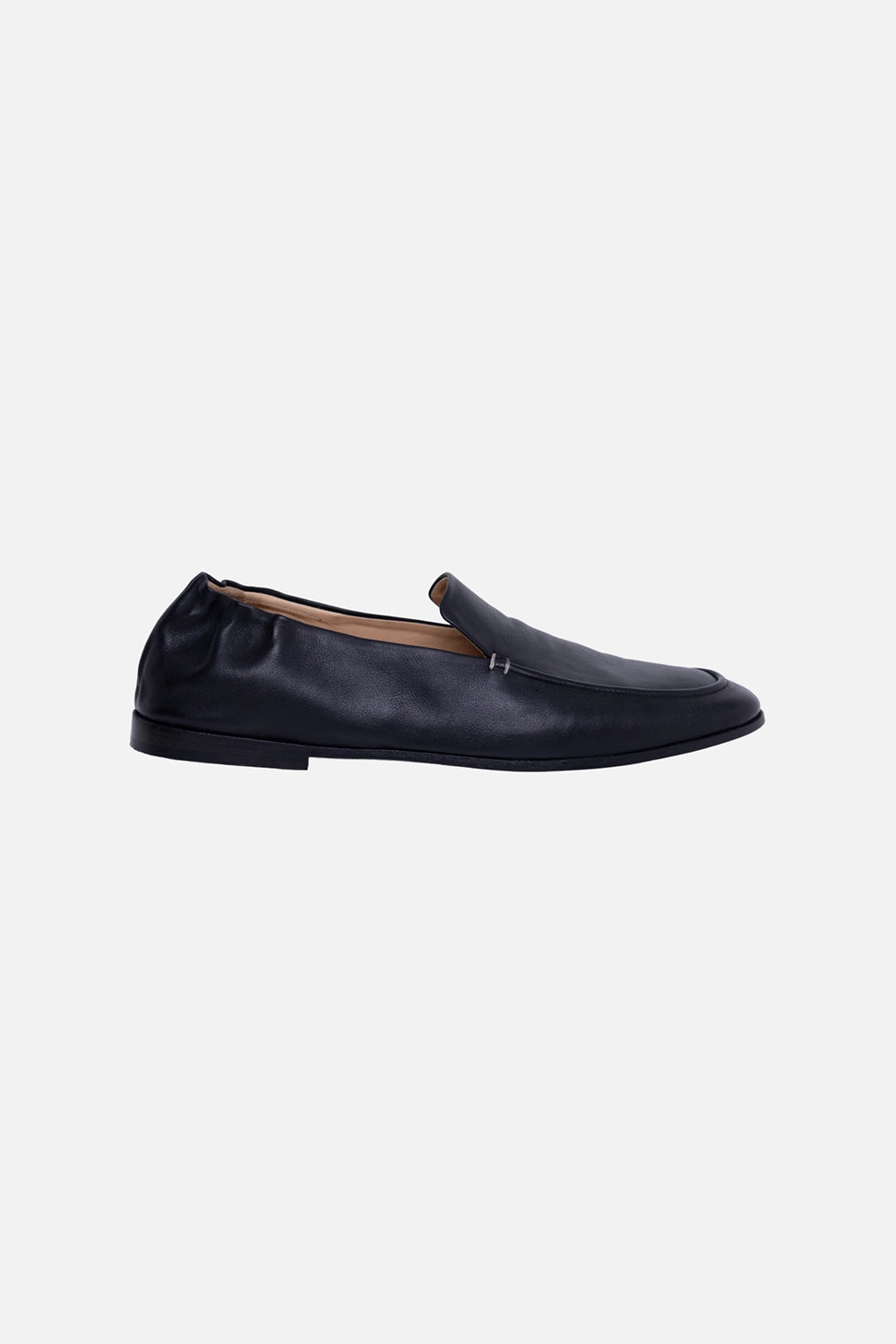 Marsèll men’s loafers in black, side view, low stacked sole with pebbled leather sidewall and smooth vamp