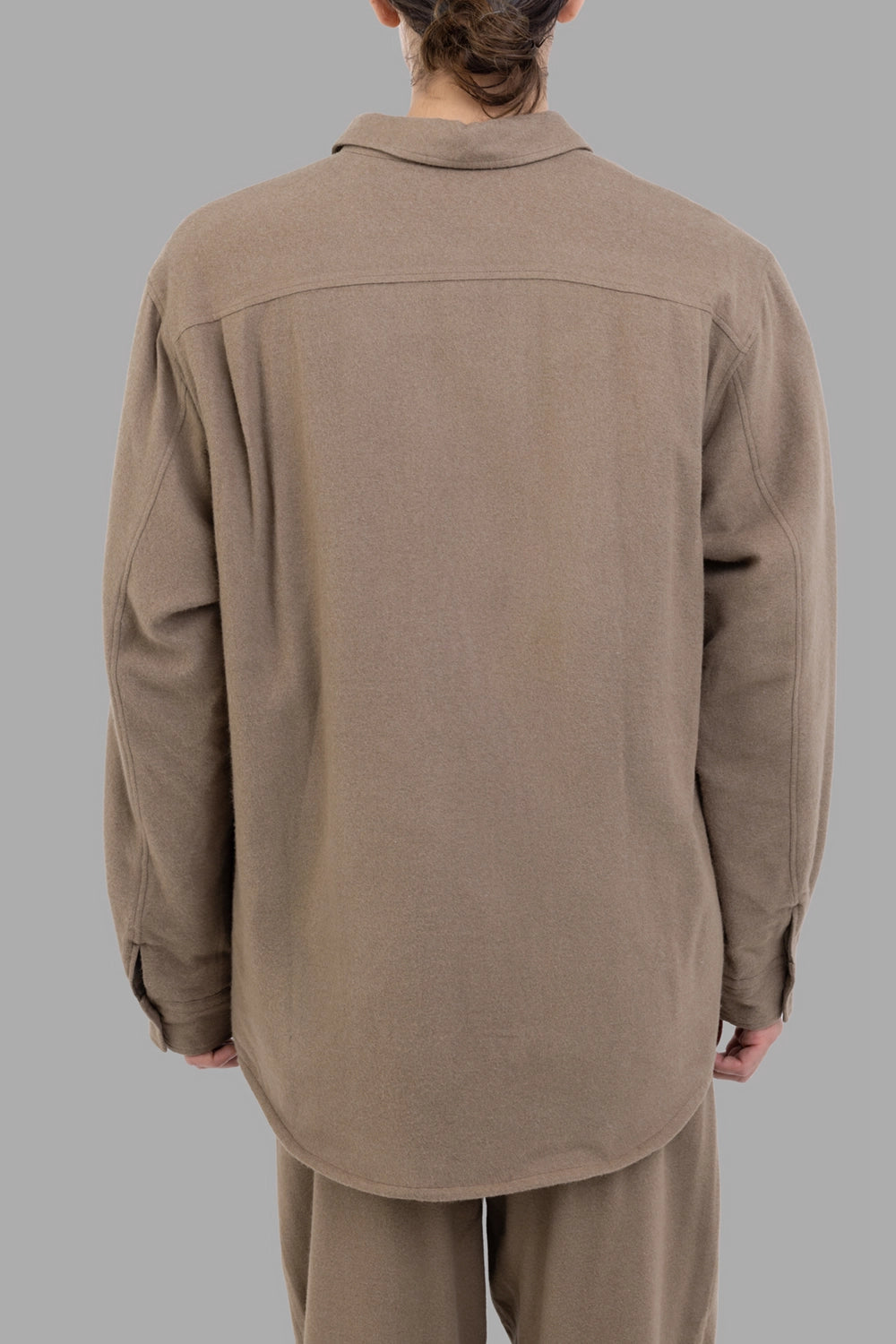 Attachment overshirt in camel, back view, clean yoke and long sleeves