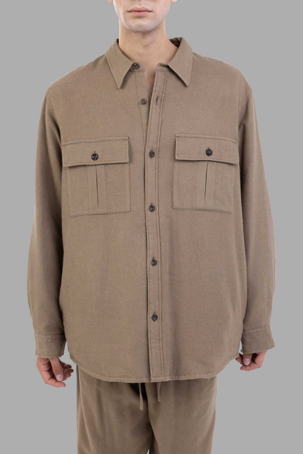 Attachment overshirt in camel, front view, twin flap chest pockets with pleats