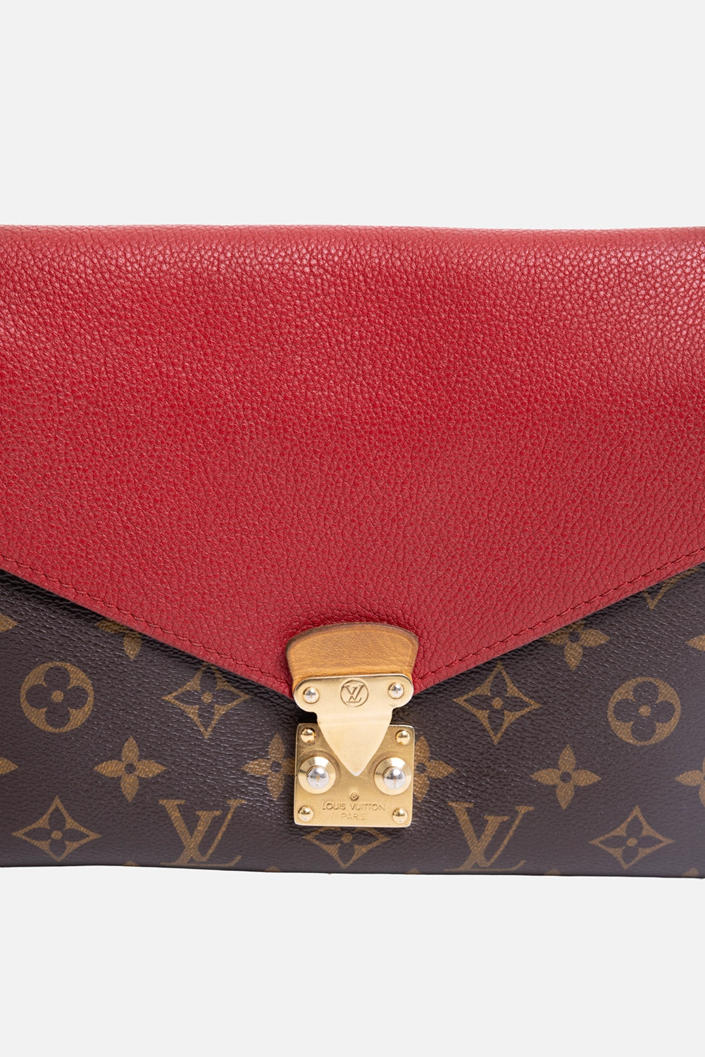 Pre-owned Louis Vuitton Pallas Chain bag in monogram brown/red, clasp detail view, gold-tone push-lock on monogram canvas