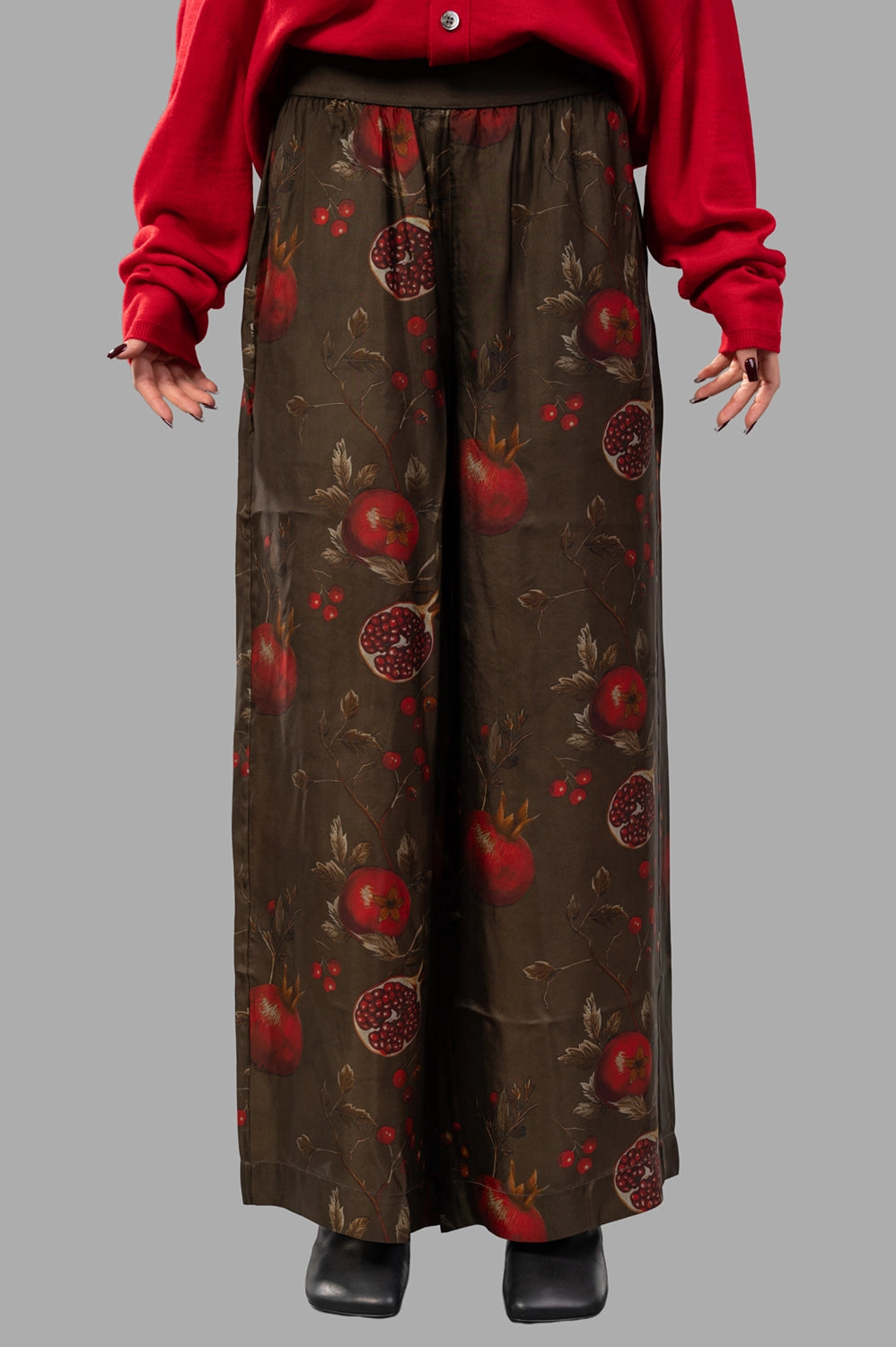 UMA WANG pants in brown/red, front view, elastic waistband with wide ribbed band and relaxed drape